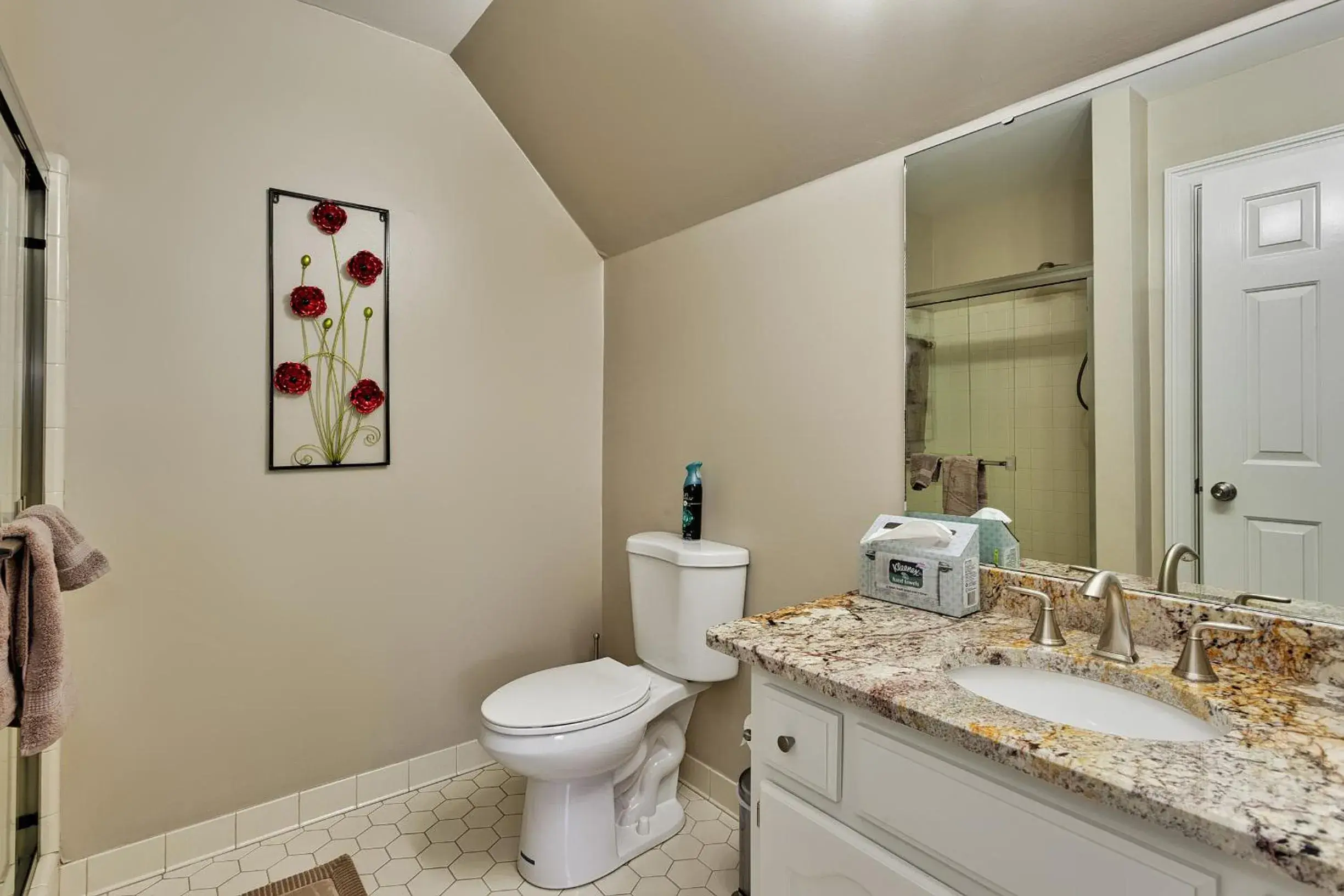 Queen Room in Pleasanton Courtyard Bed and Breakfast Queen Room in Pleasanton Courtyard Bed and Breakfast