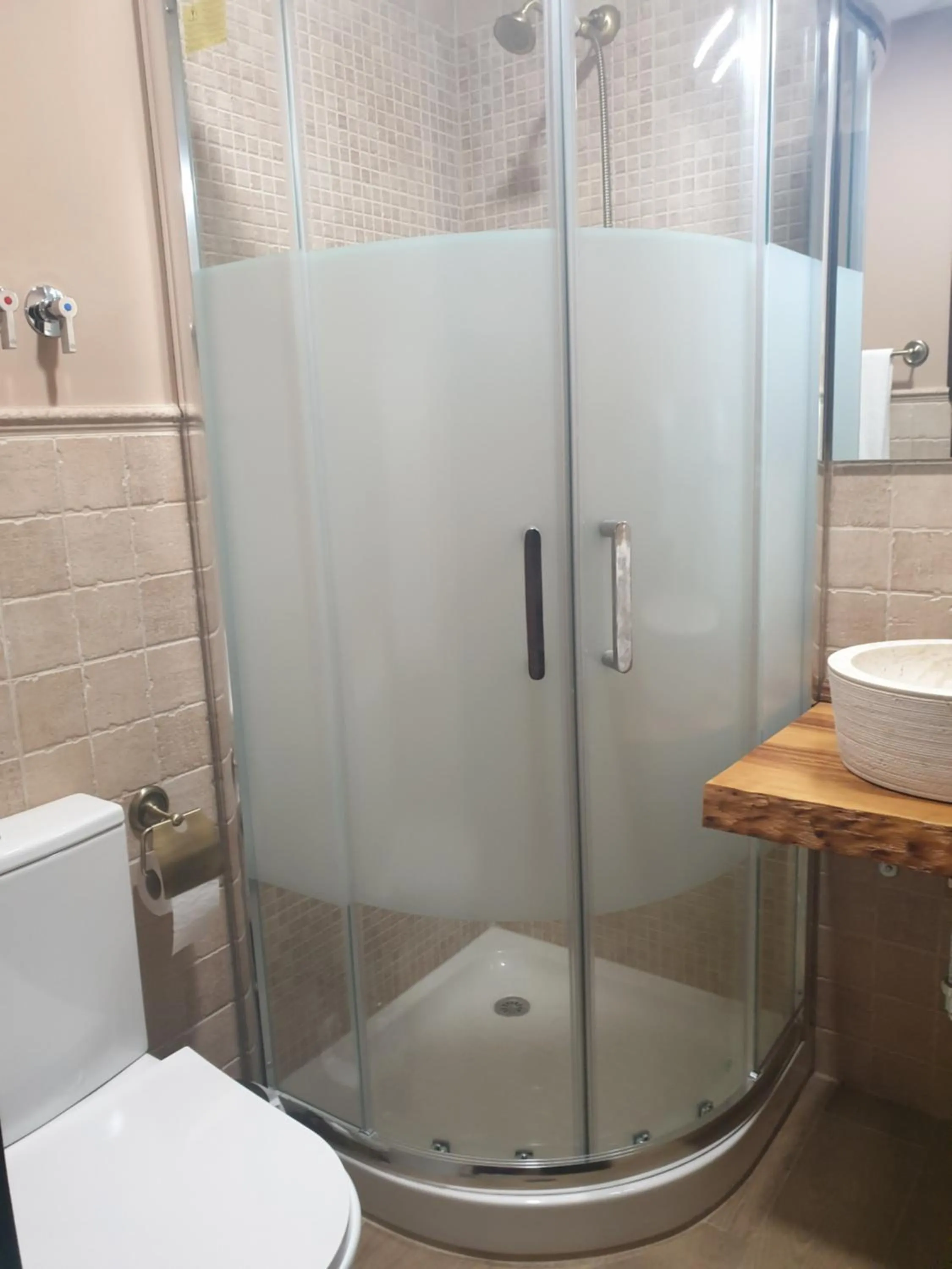 Shower in Hostal El Descanso