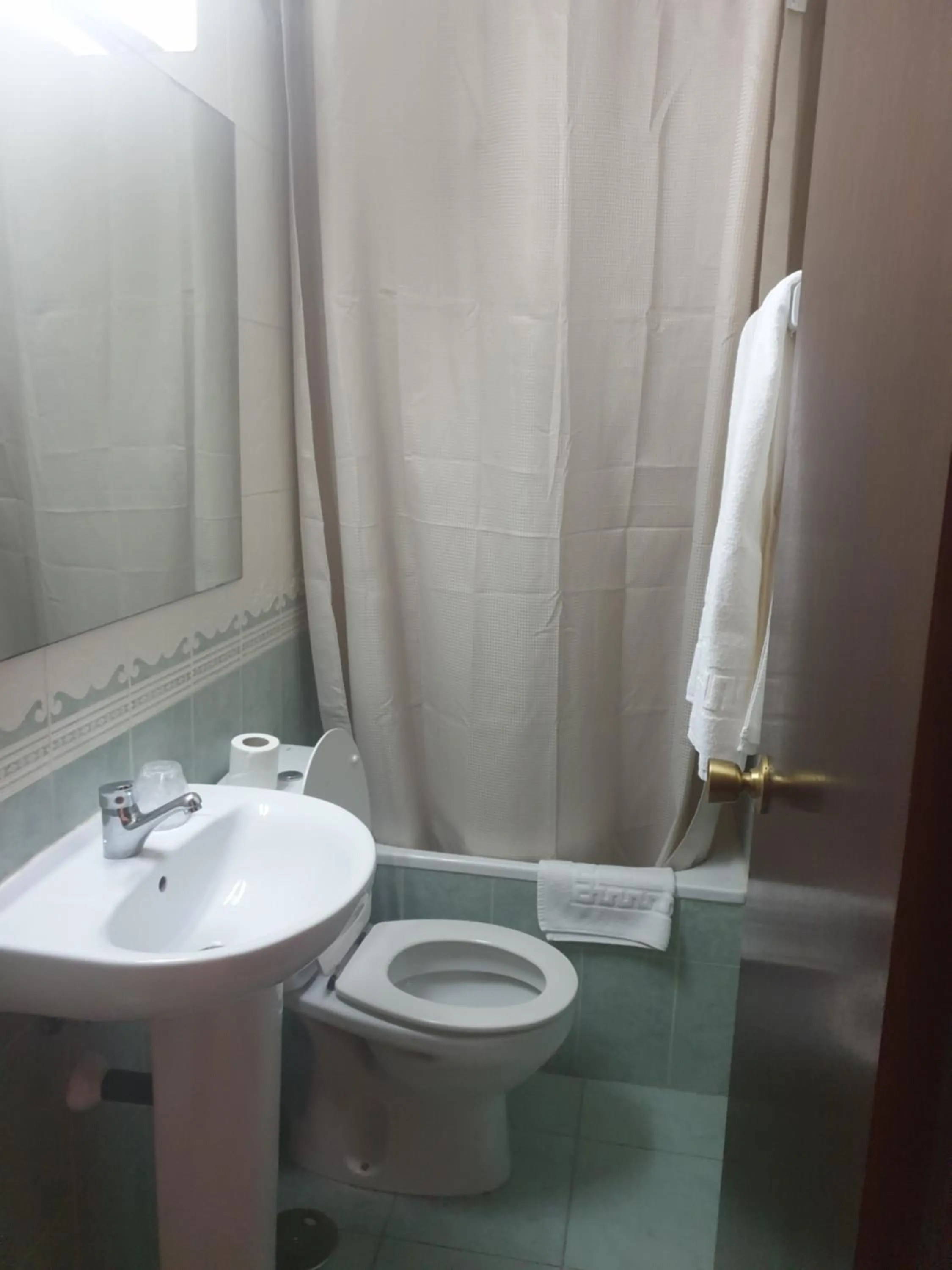 Shower in Hostal El Descanso