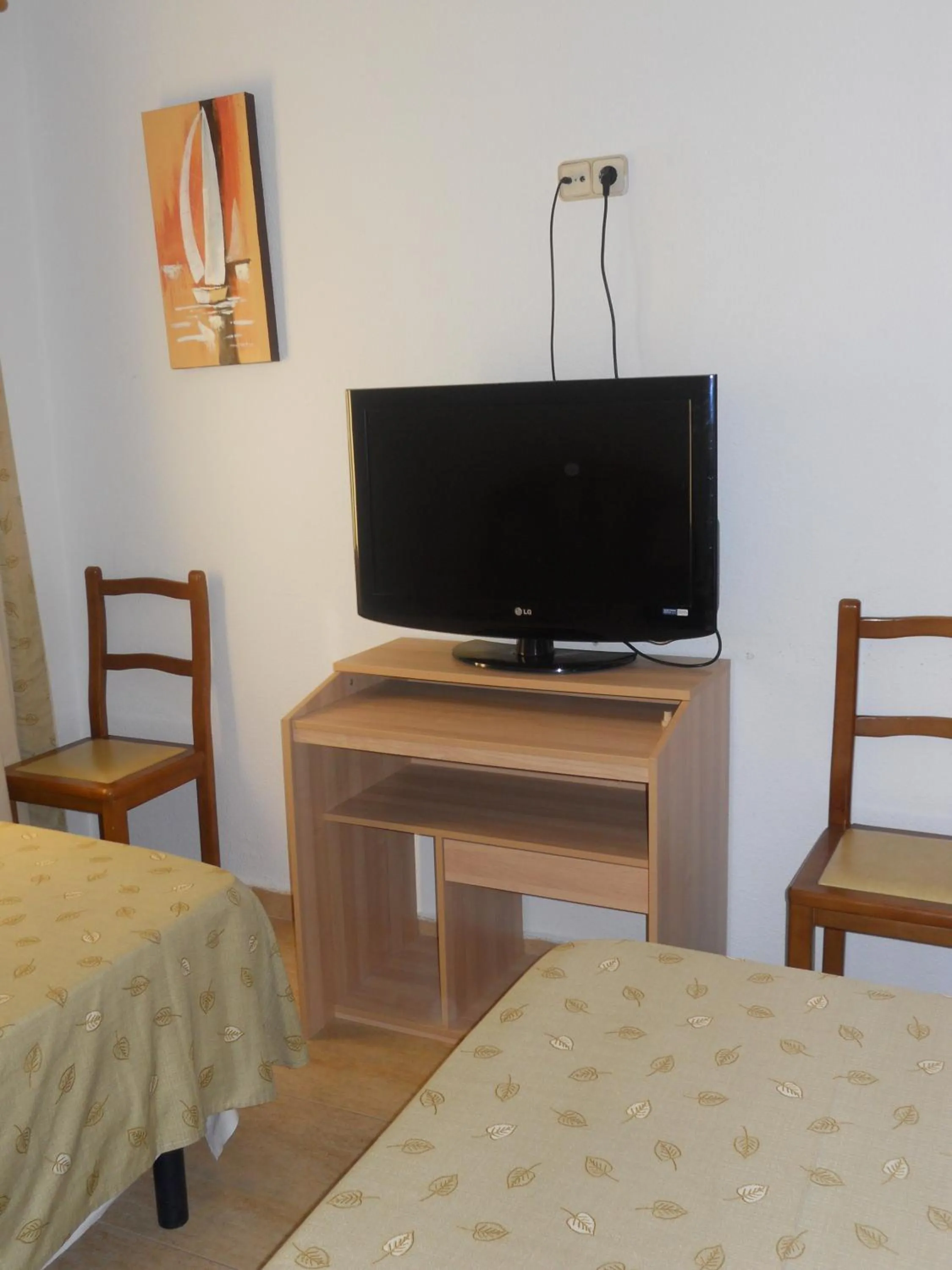 TV and multimedia, Bed in Hostal El Descanso