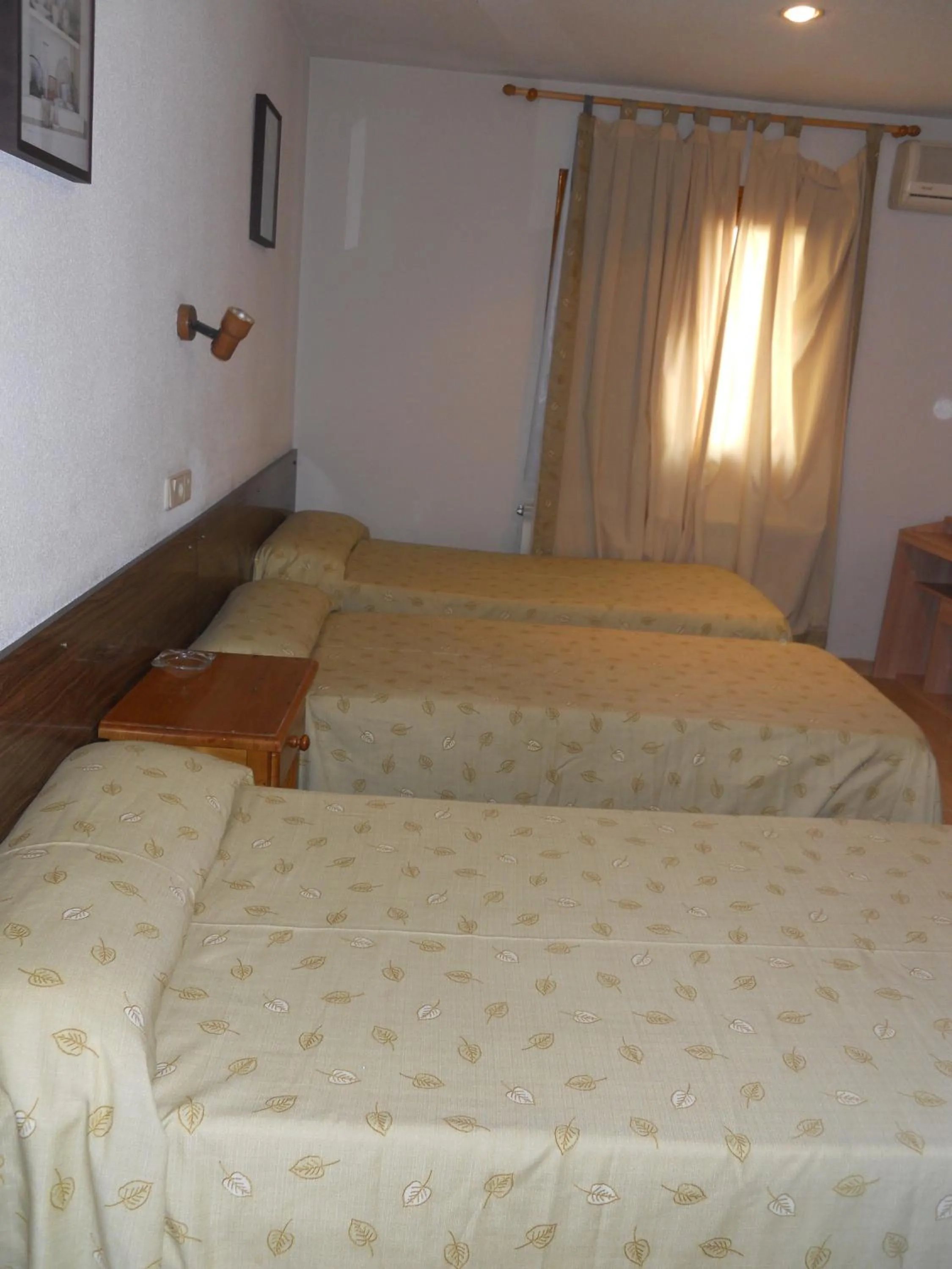 Bedroom, Bed in Hostal El Descanso
