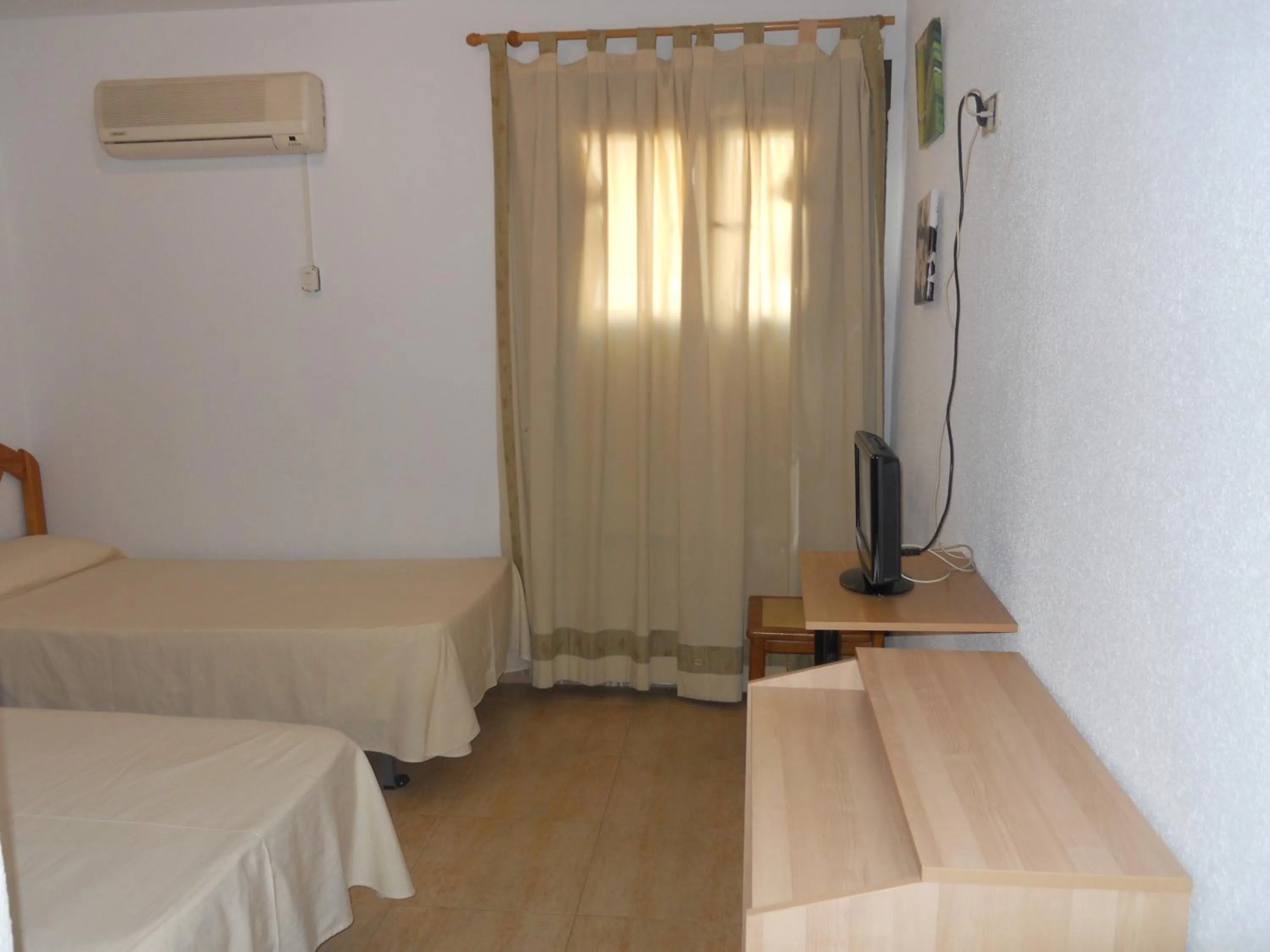 Bedroom, Bed in Hostal El Descanso