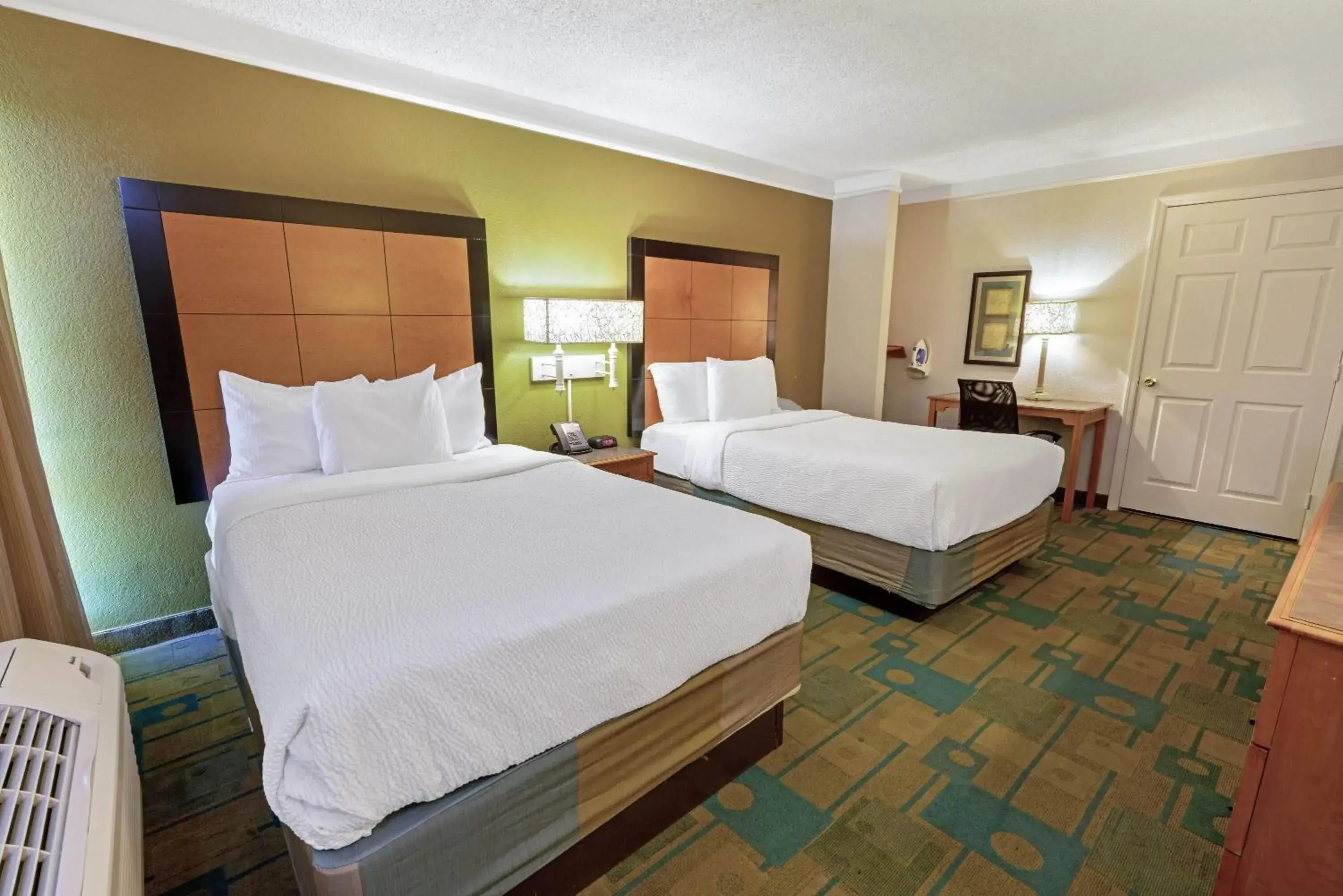 Double Room with Two Double Beds and Bath Tub with Grab Bars - Mobility accessible/Non-Smoking in La Quinta Inn by Wyndham Phoenix North Double Room with Two Double Beds and Bath Tub with Grab Bars - Mobility accessible/Non-Smoking in La Quinta Inn by Wyndham Phoenix North