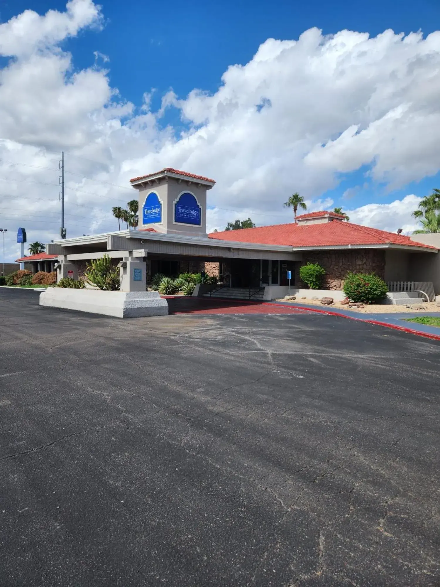 Property building in Travelodge by Wyndham Phoenix North Property building in Travelodge by Wyndham Phoenix North