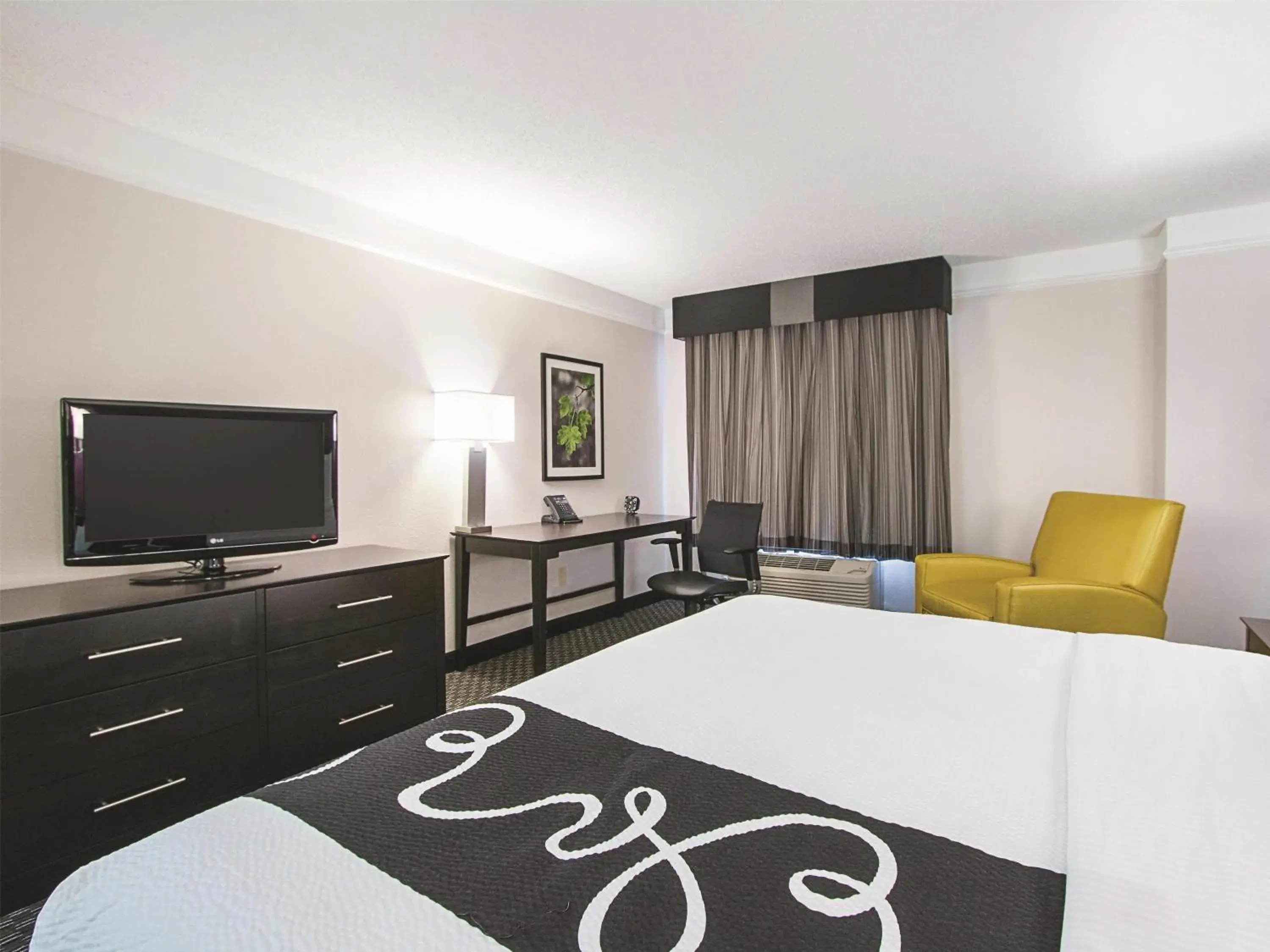 Photo of the whole room, Bed in La Quinta by Wyndham Denver Englewood Tech Ctr Photo of the whole room, Bed in La Quinta by Wyndham Denver Englewood Tech Ctr