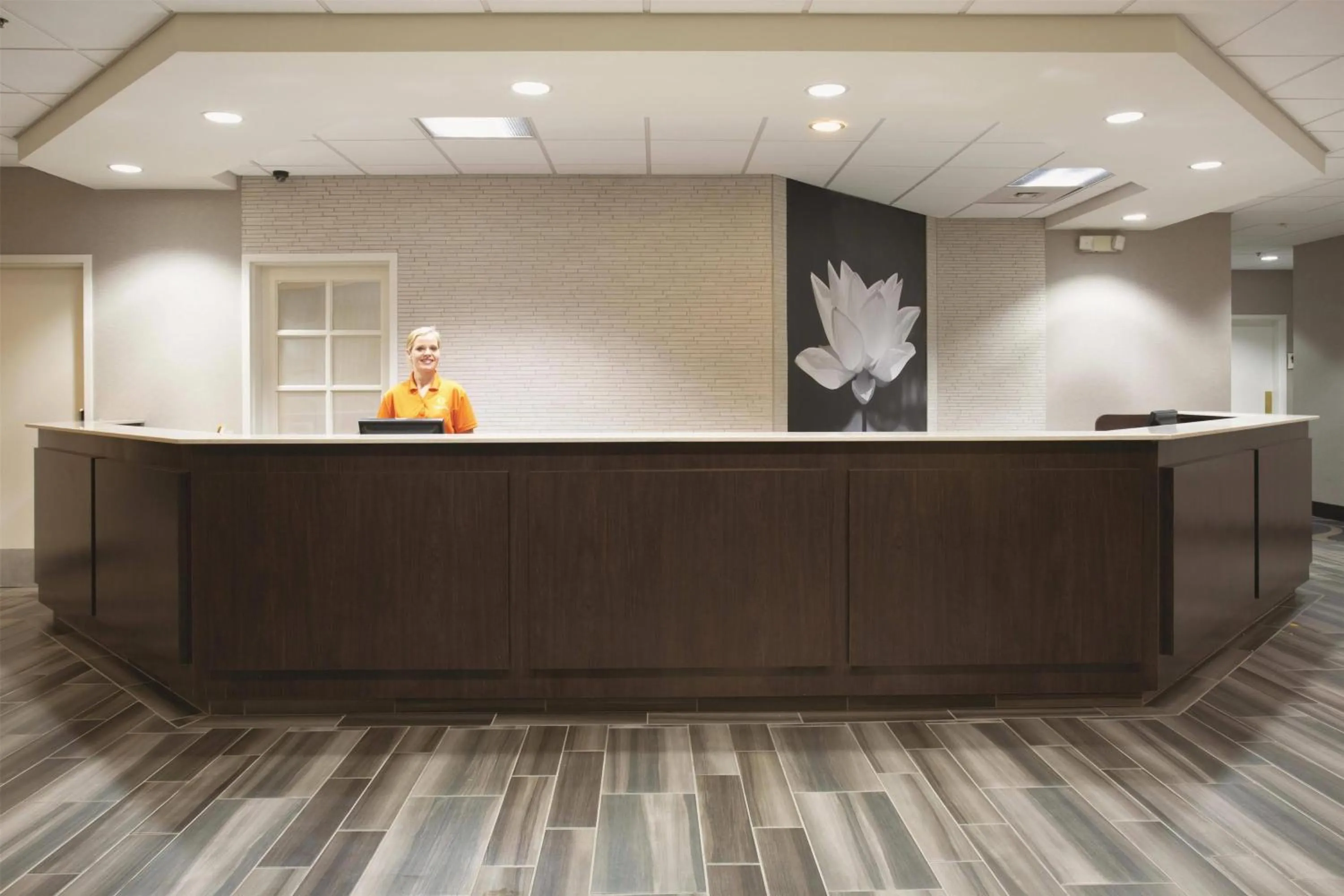 Lobby or reception in La Quinta by Wyndham Denver Englewood Tech Ctr