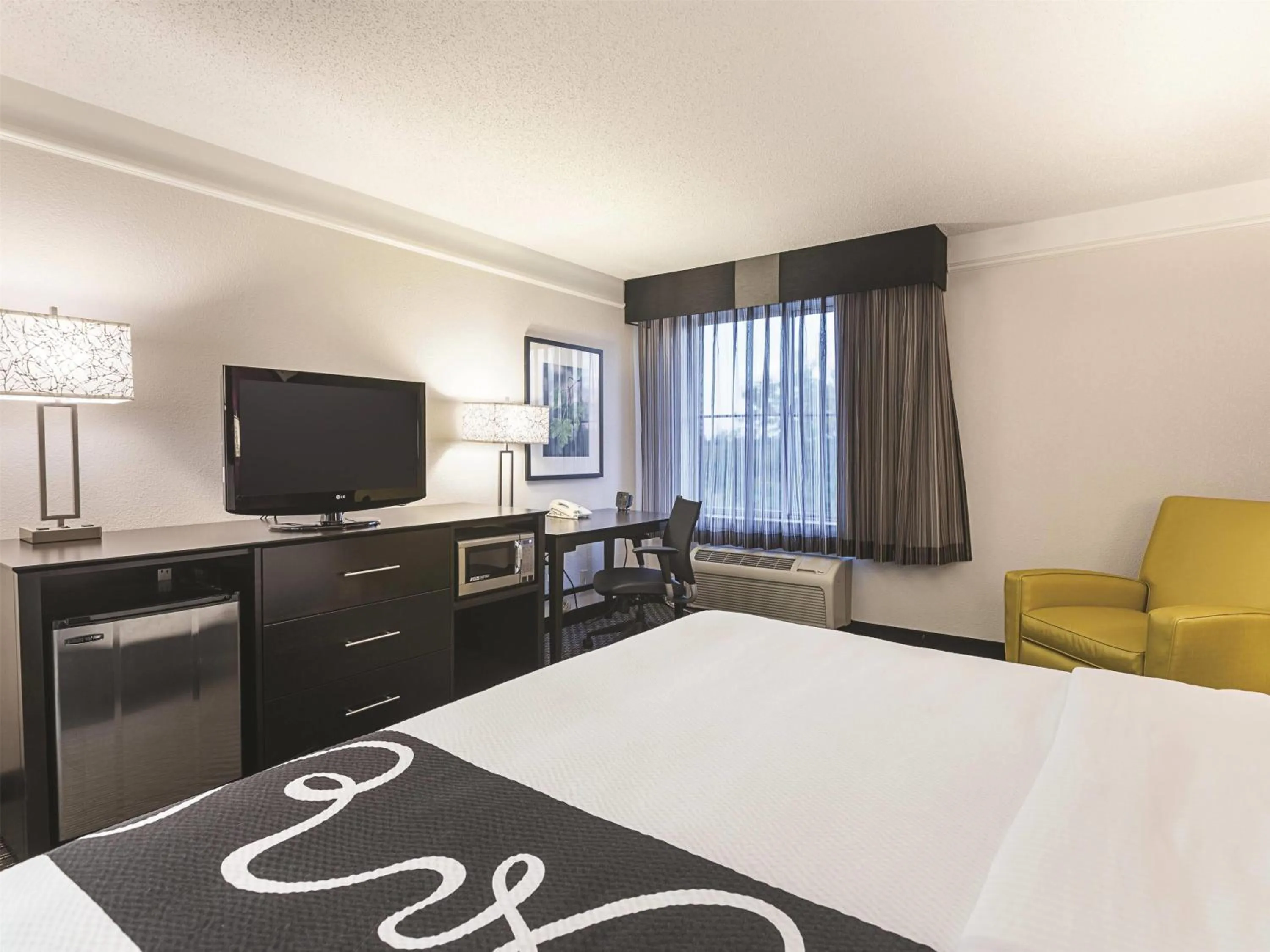 Photo of the whole room, Bed in La Quinta by Wyndham Denver Englewood Tech Ctr