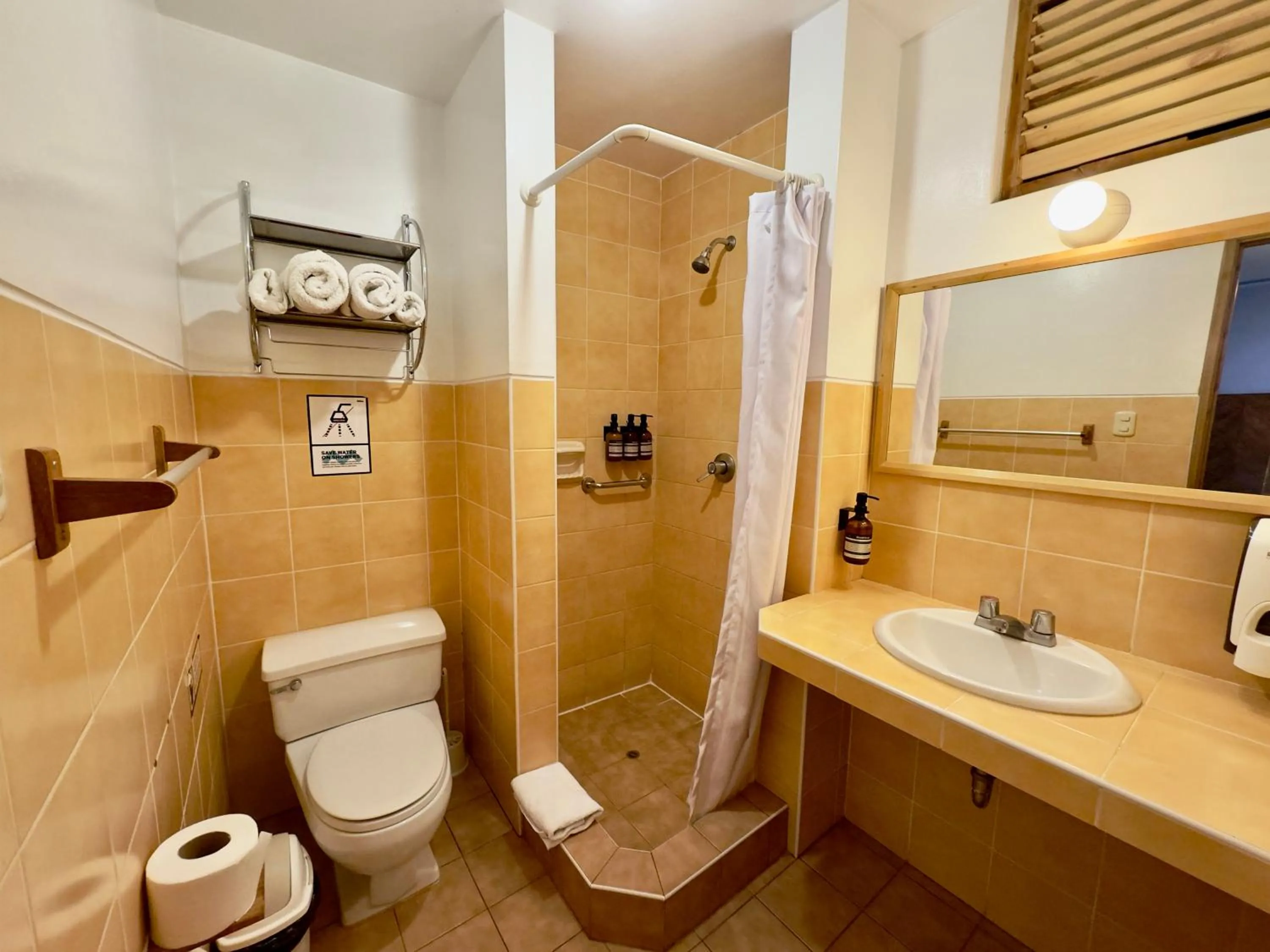 Shower in Selina Huaraz