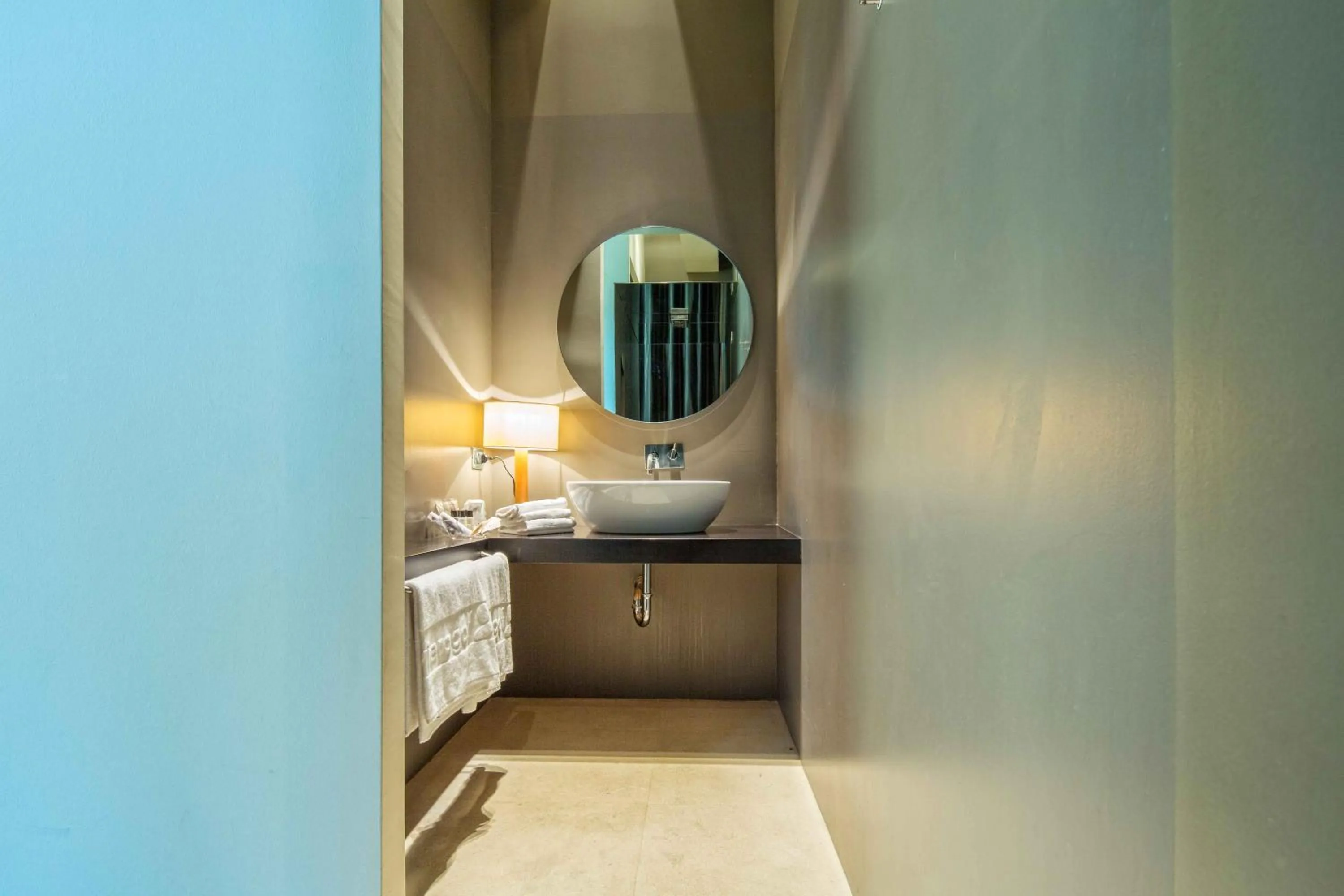 Bathroom, Bed in Riviera Golf Resort