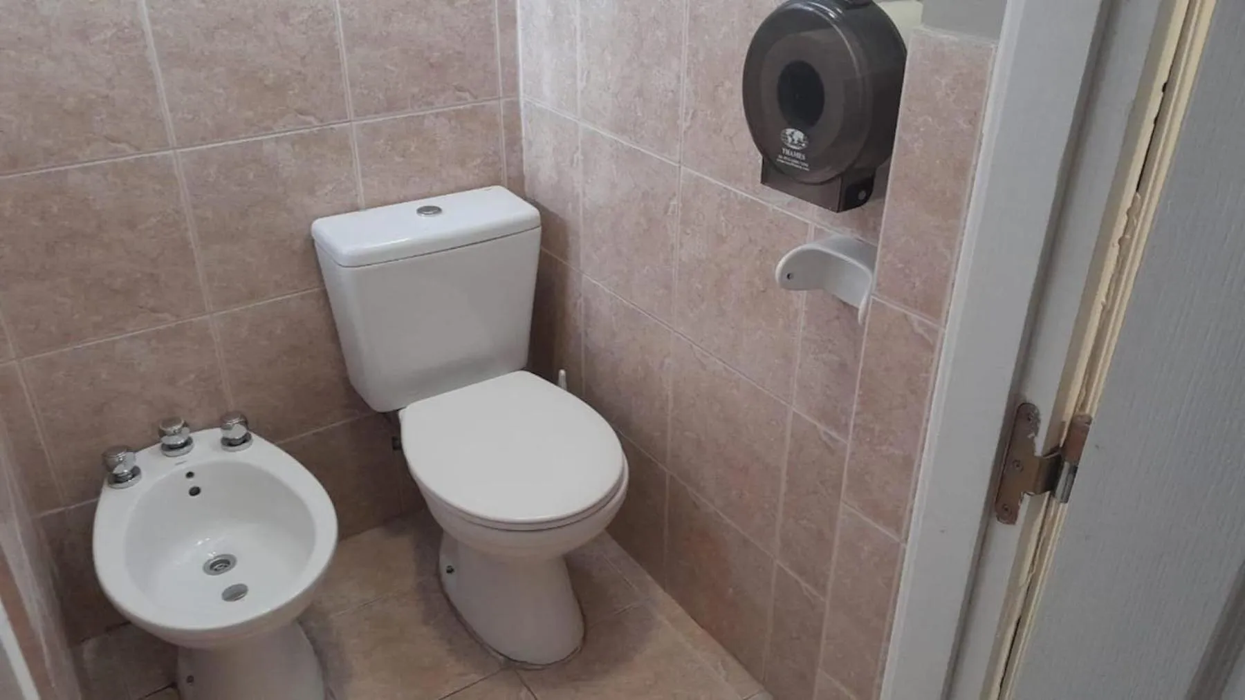 Toilet in Del Glaciar Libertador Hotel