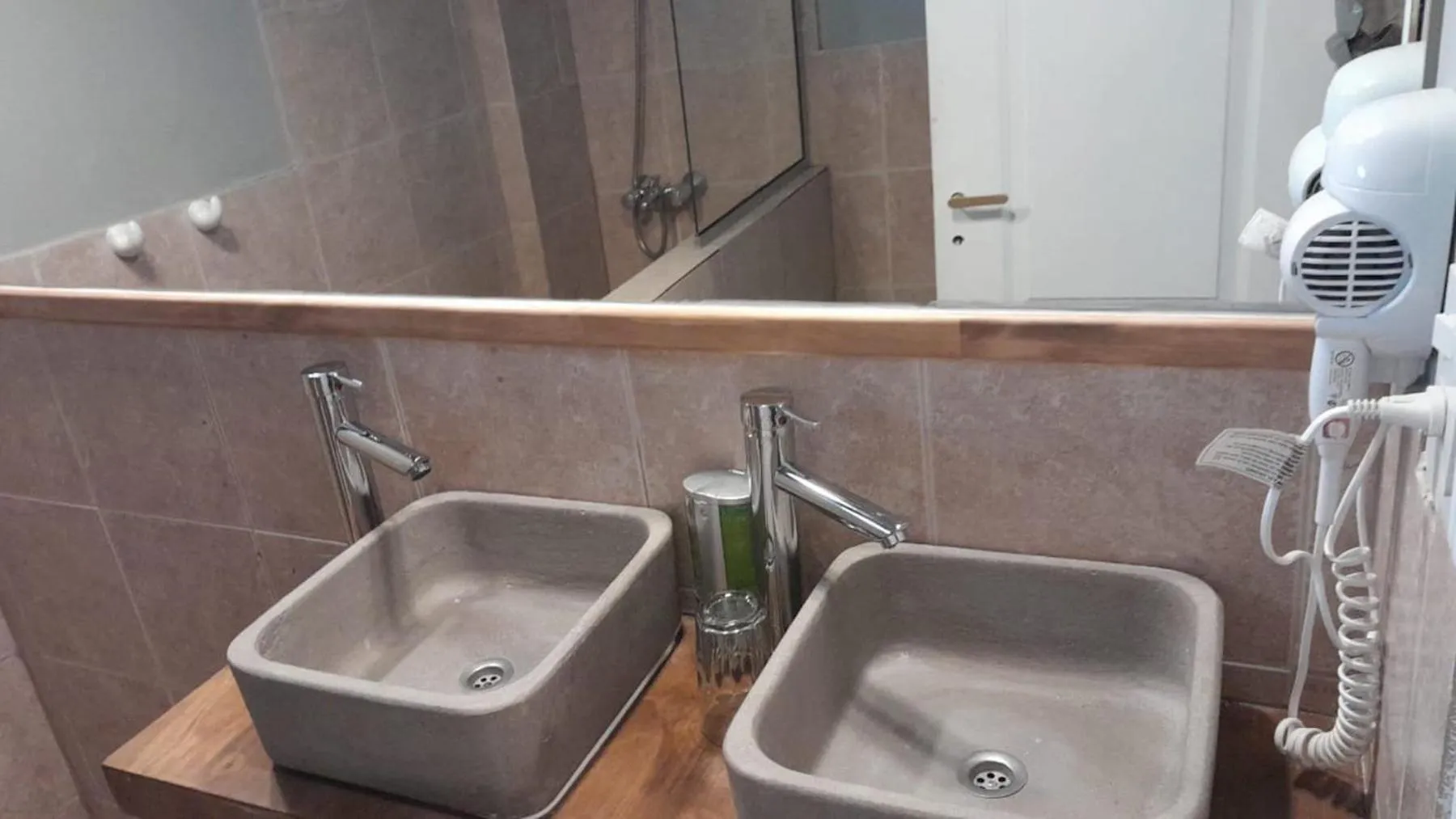 Bathroom in Del Glaciar Libertador Hotel