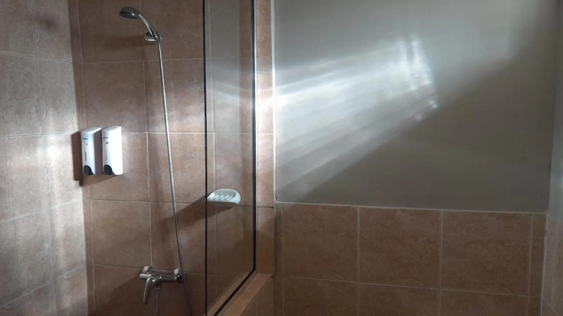 Shower in Del Glaciar Libertador Hotel