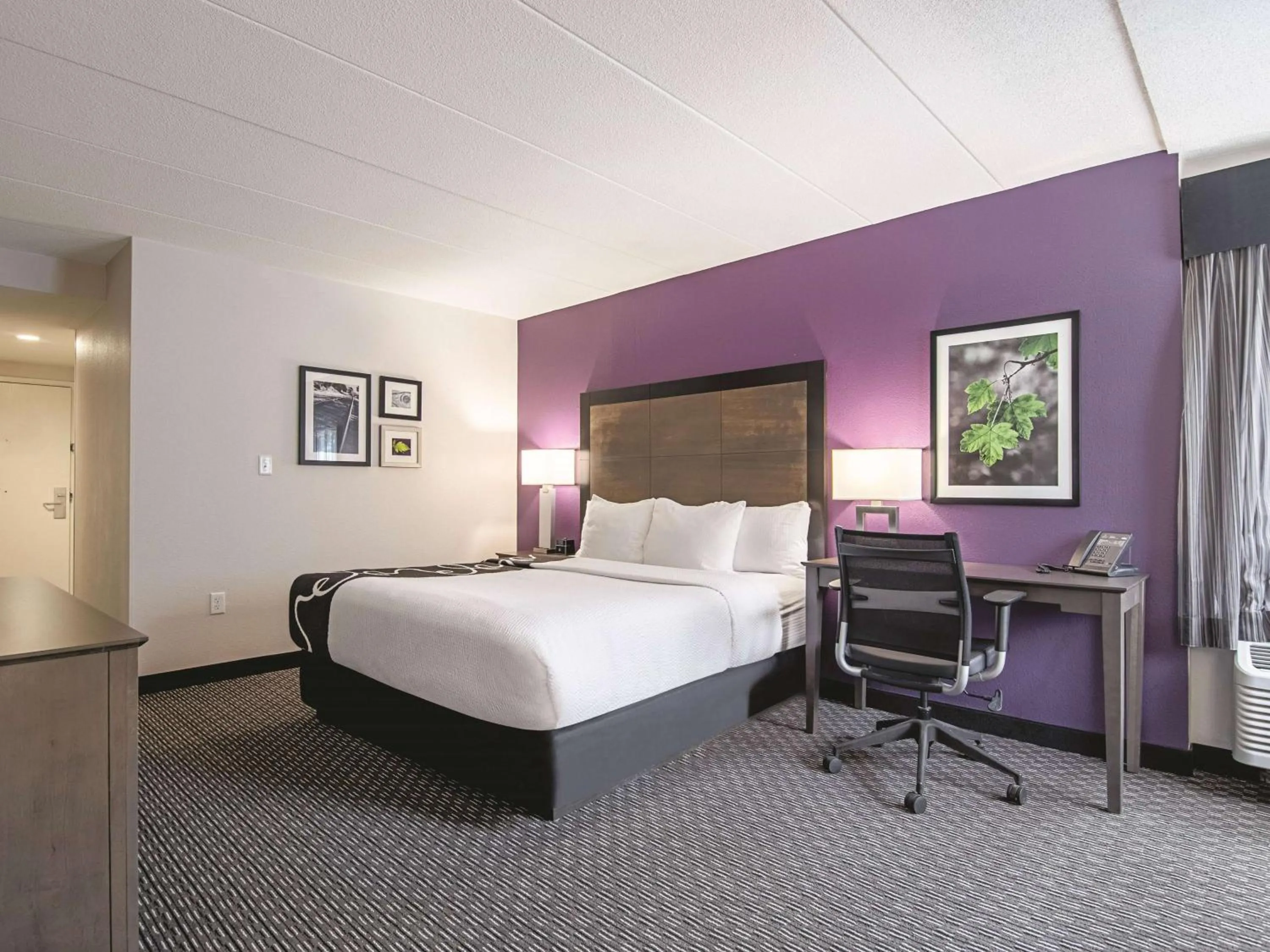 Photo of the whole room, Bed in La Quinta Inn & Suites by Wyndham Portland DT Maine Med