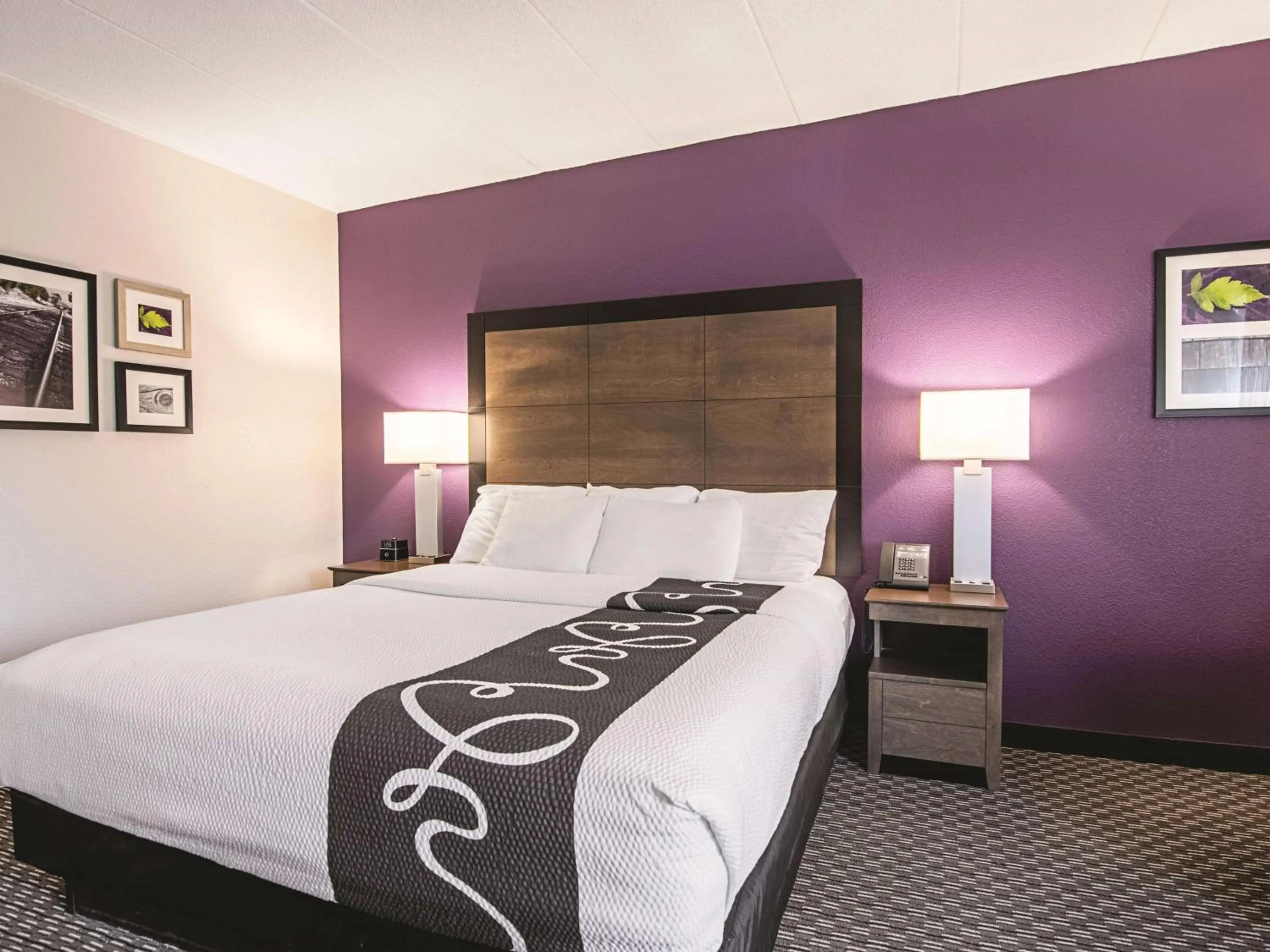 Photo of the whole room, Bed in La Quinta Inn & Suites by Wyndham Portland DT Maine Med