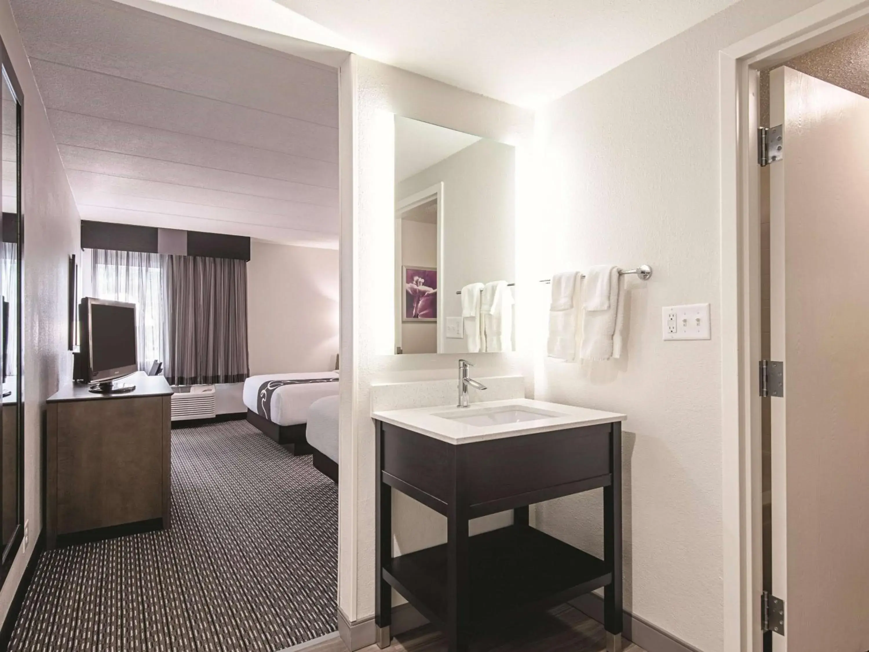 Photo of the whole room, Bed in La Quinta Inn & Suites by Wyndham Portland DT Maine Med Photo of the whole room, Bed in La Quinta Inn & Suites by Wyndham Portland DT Maine Med