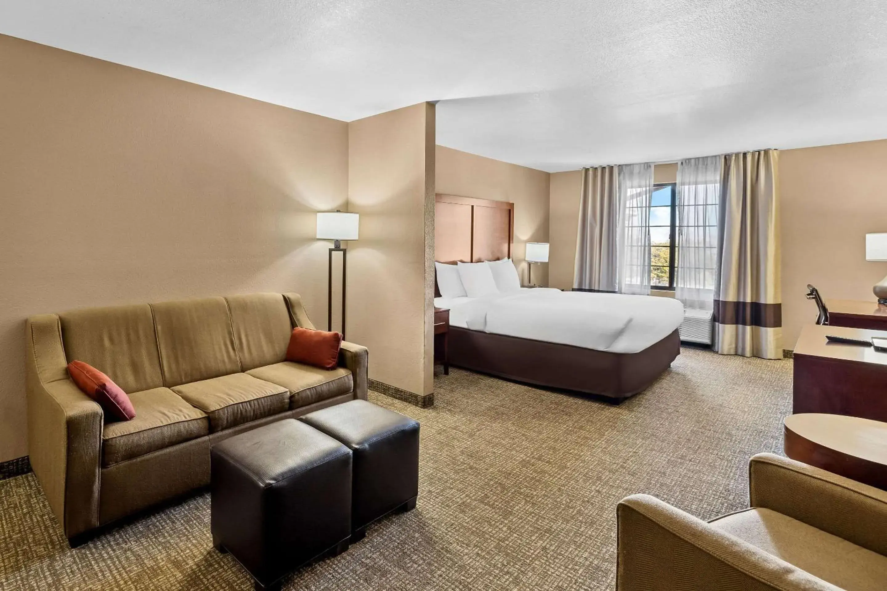 Bedroom, Bed in Comfort Inn Benson near Kartchner Caverns Bedroom, Bed in Comfort Inn Benson near Kartchner Caverns