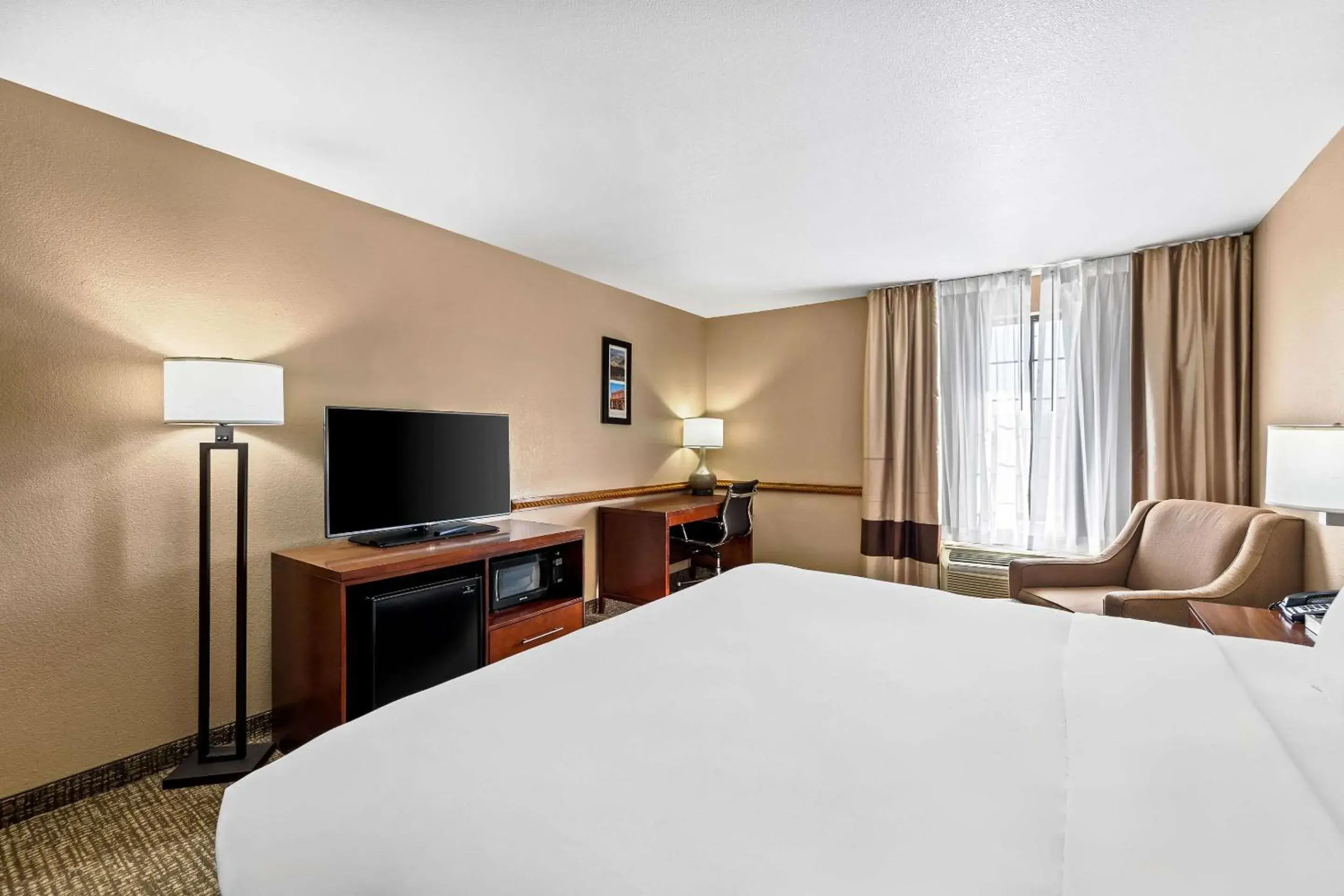 Bedroom, Bed in Comfort Inn Benson near Kartchner Caverns Bedroom, Bed in Comfort Inn Benson near Kartchner Caverns