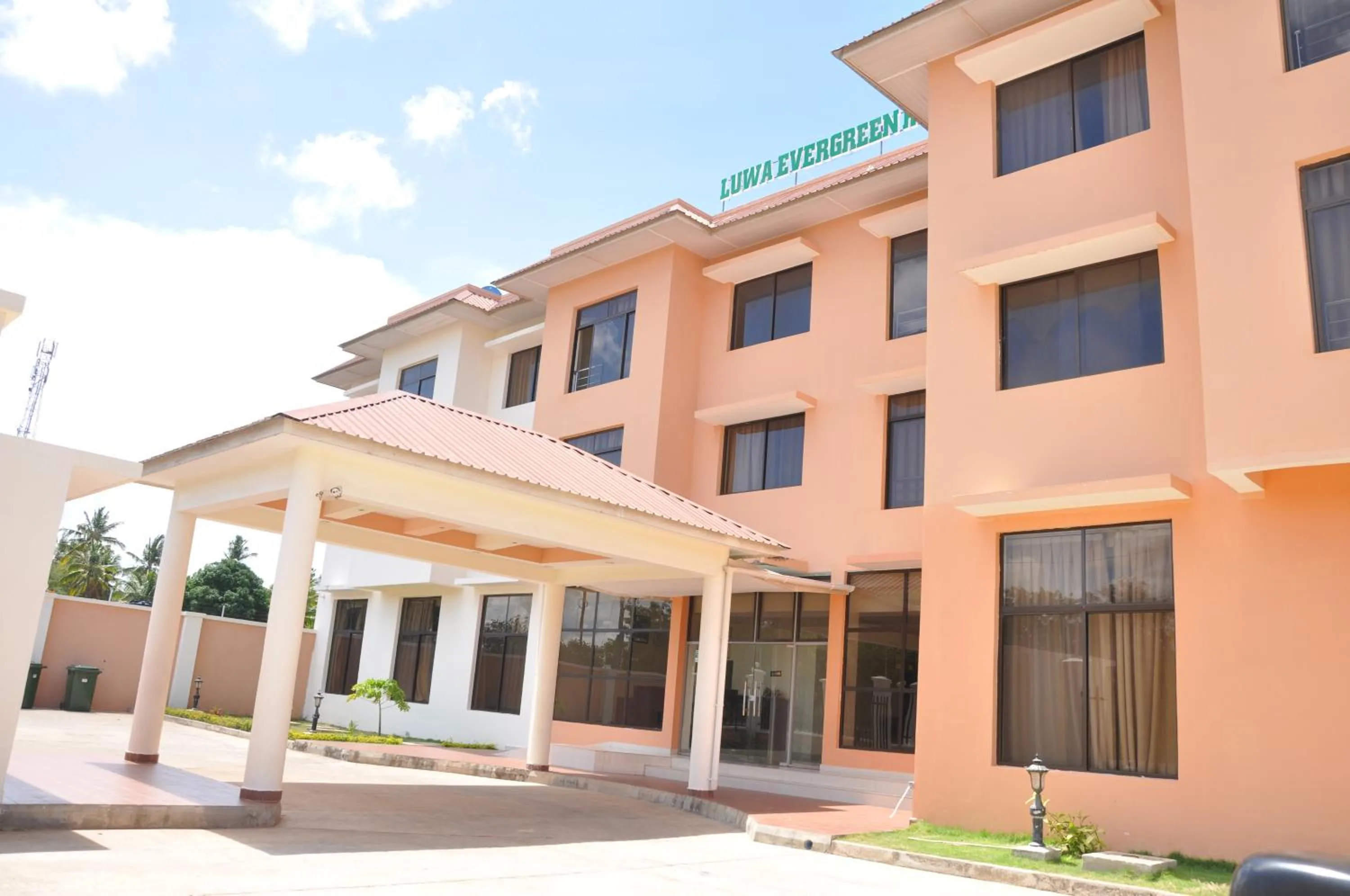 Facade/entrance in Luwa Evergreen Hotel