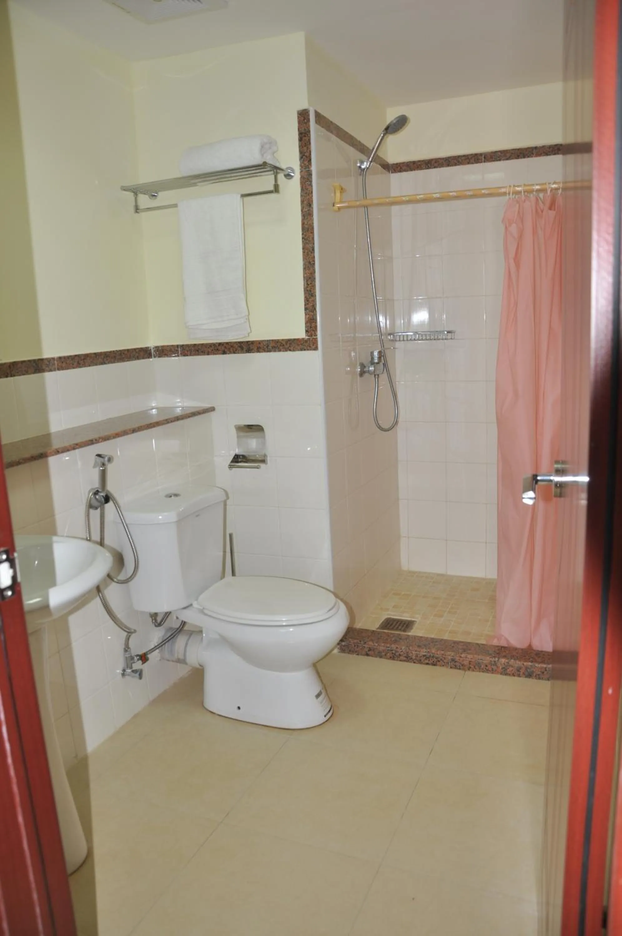 Bathroom in Luwa Evergreen Hotel