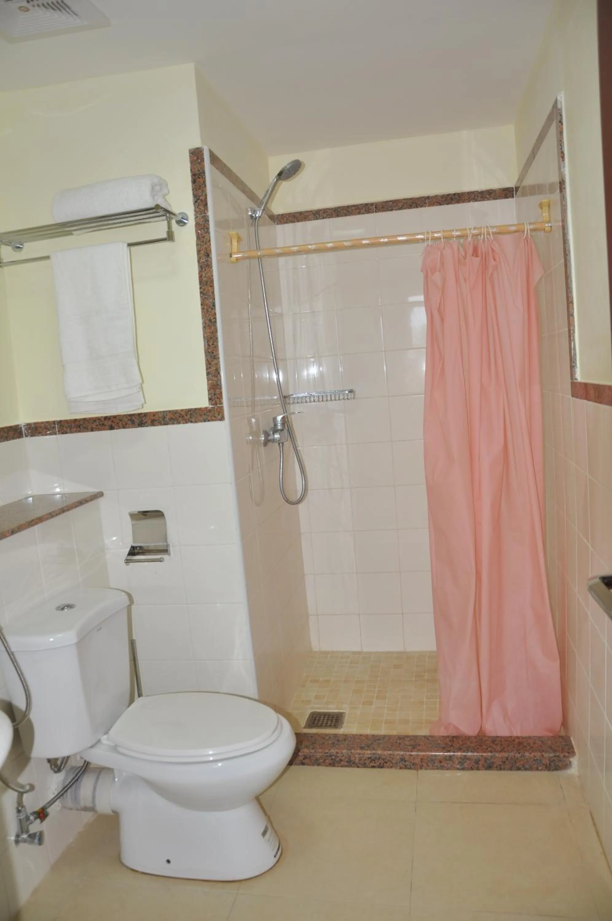 Shower in Luwa Evergreen Hotel
