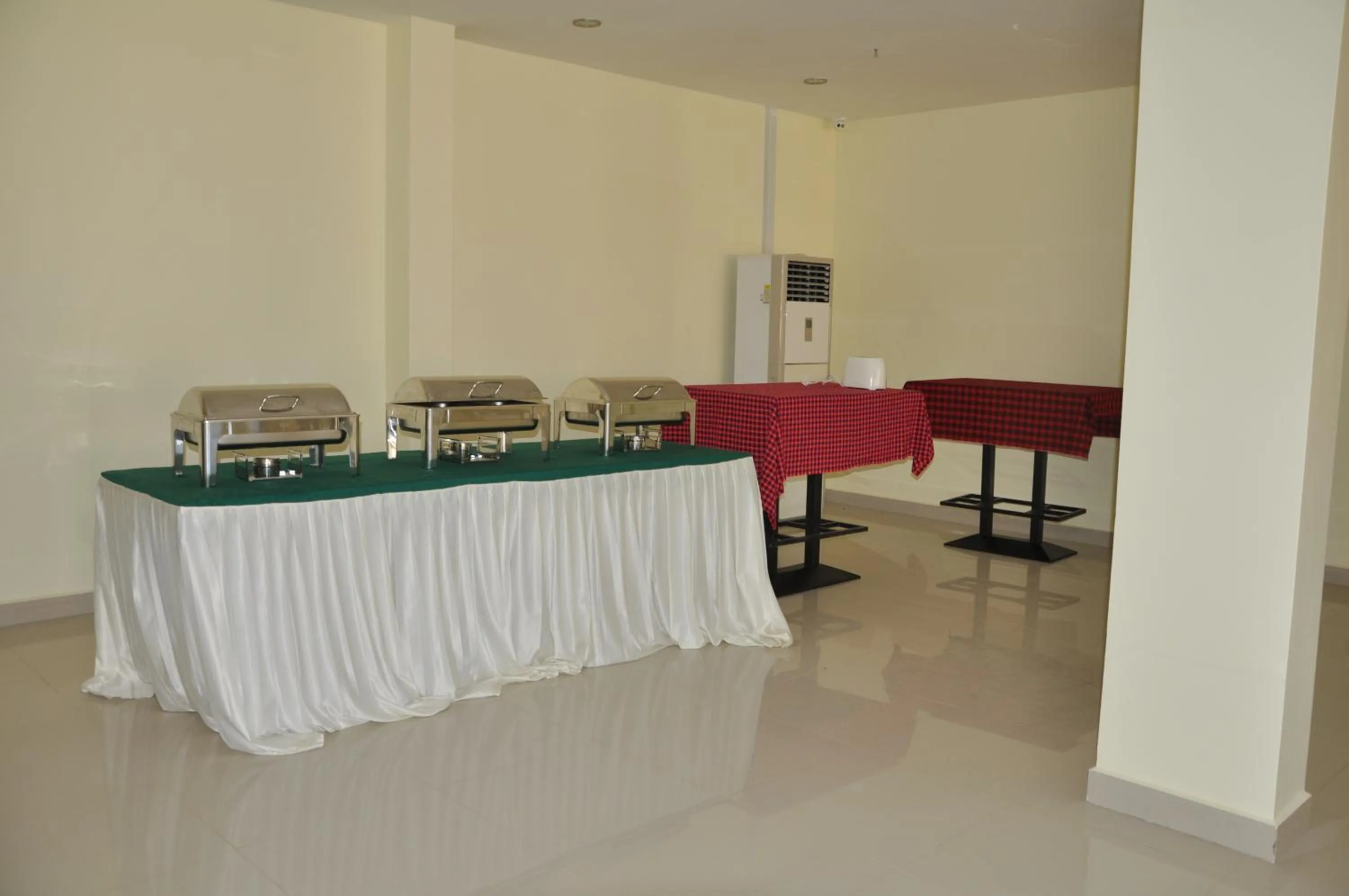 Dining area in Luwa Evergreen Hotel