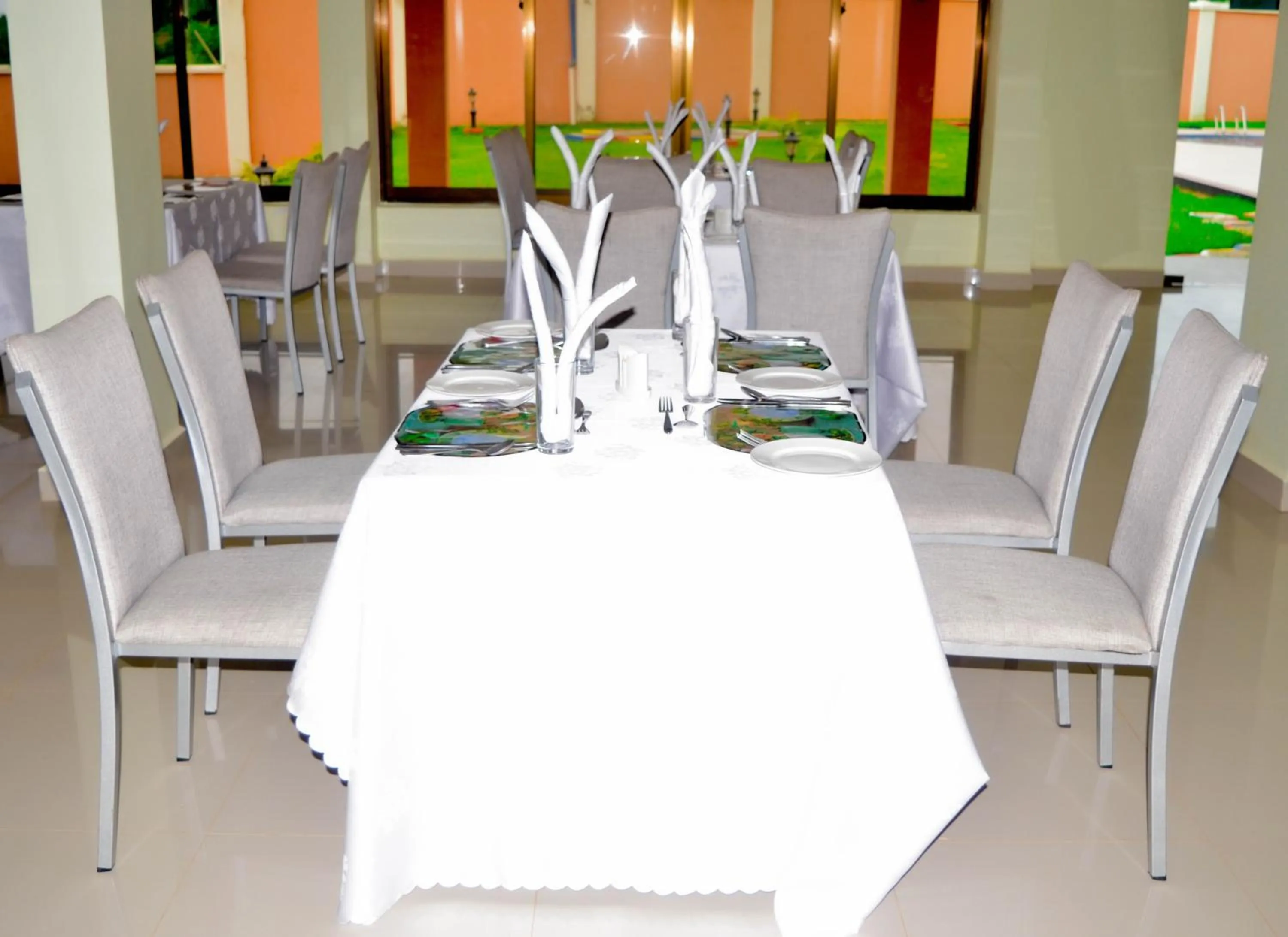 Restaurant/places to eat in Luwa Evergreen Hotel
