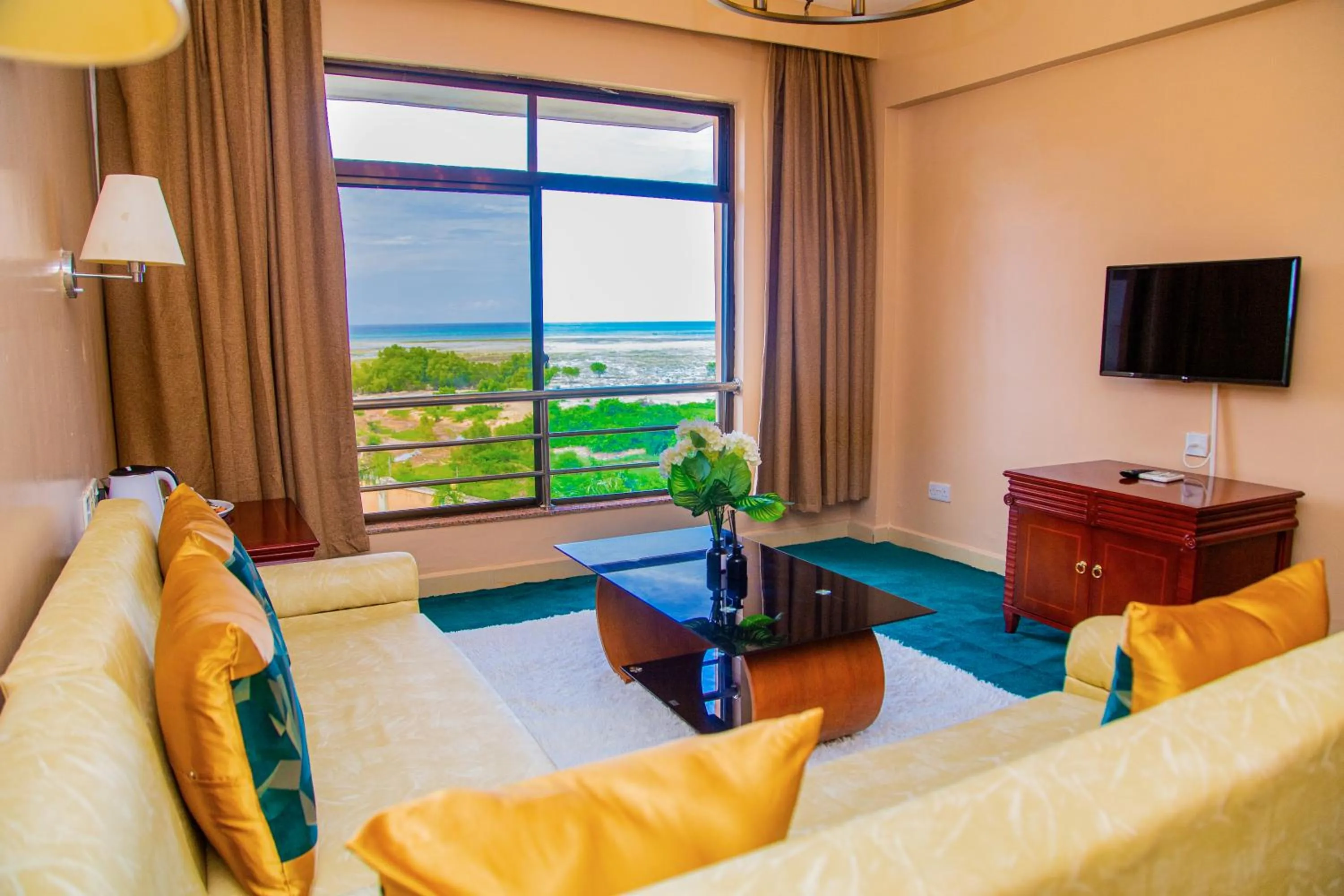 Communal lounge/ TV room, Bed in Luwa Evergreen Hotel