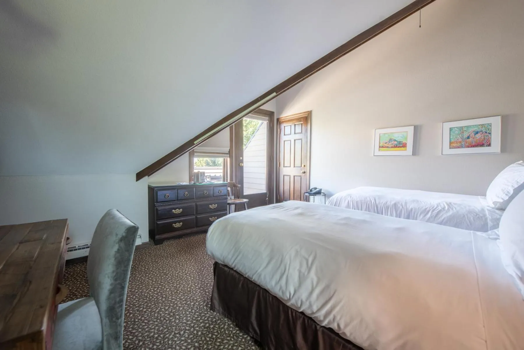 Photo of the whole room, Bed in Elk Mountain Lodge