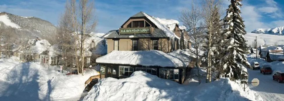 Facade/entrance in Elk Mountain Lodge