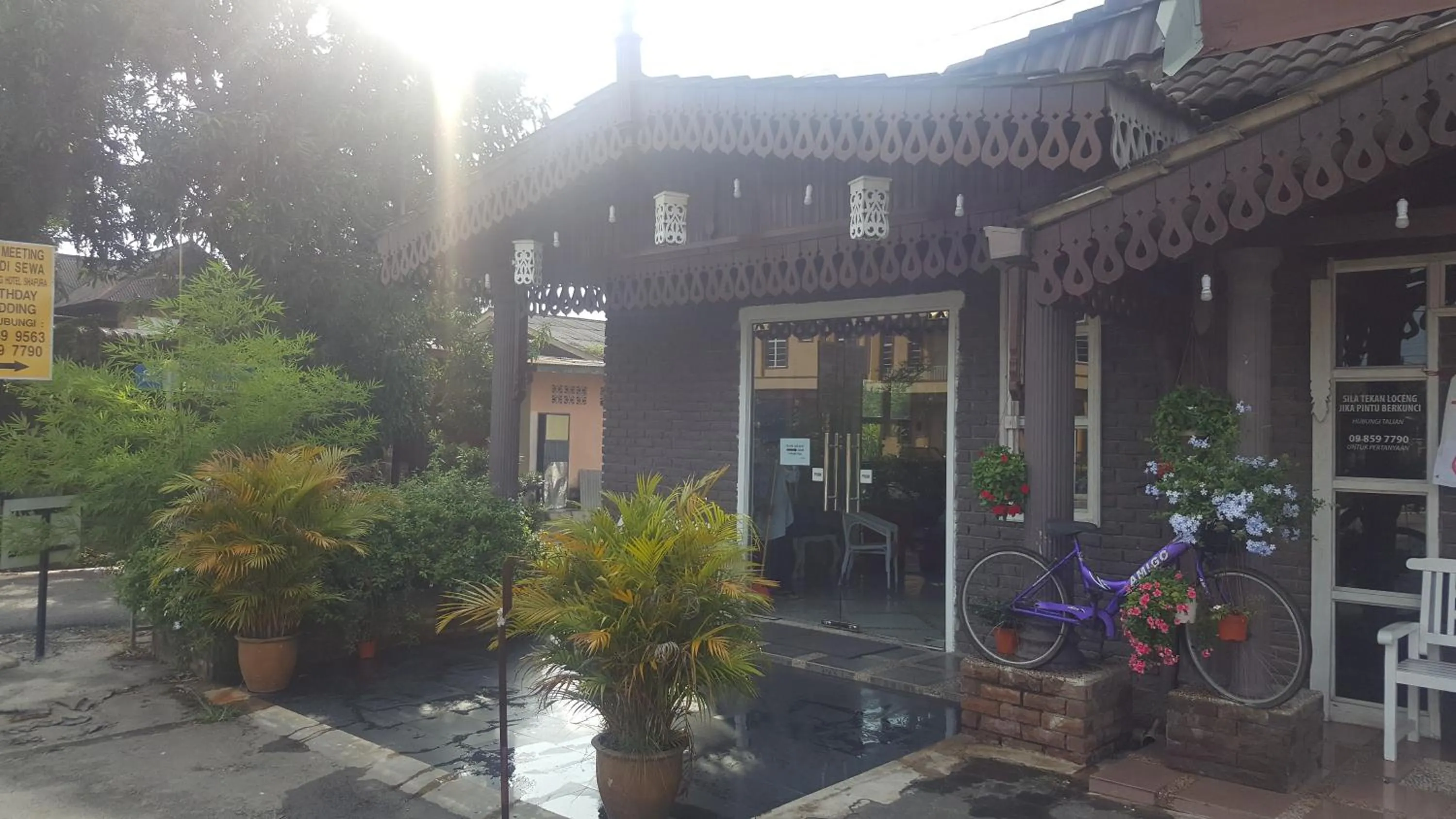 Facade/entrance in HOTEL SHAFURA 2