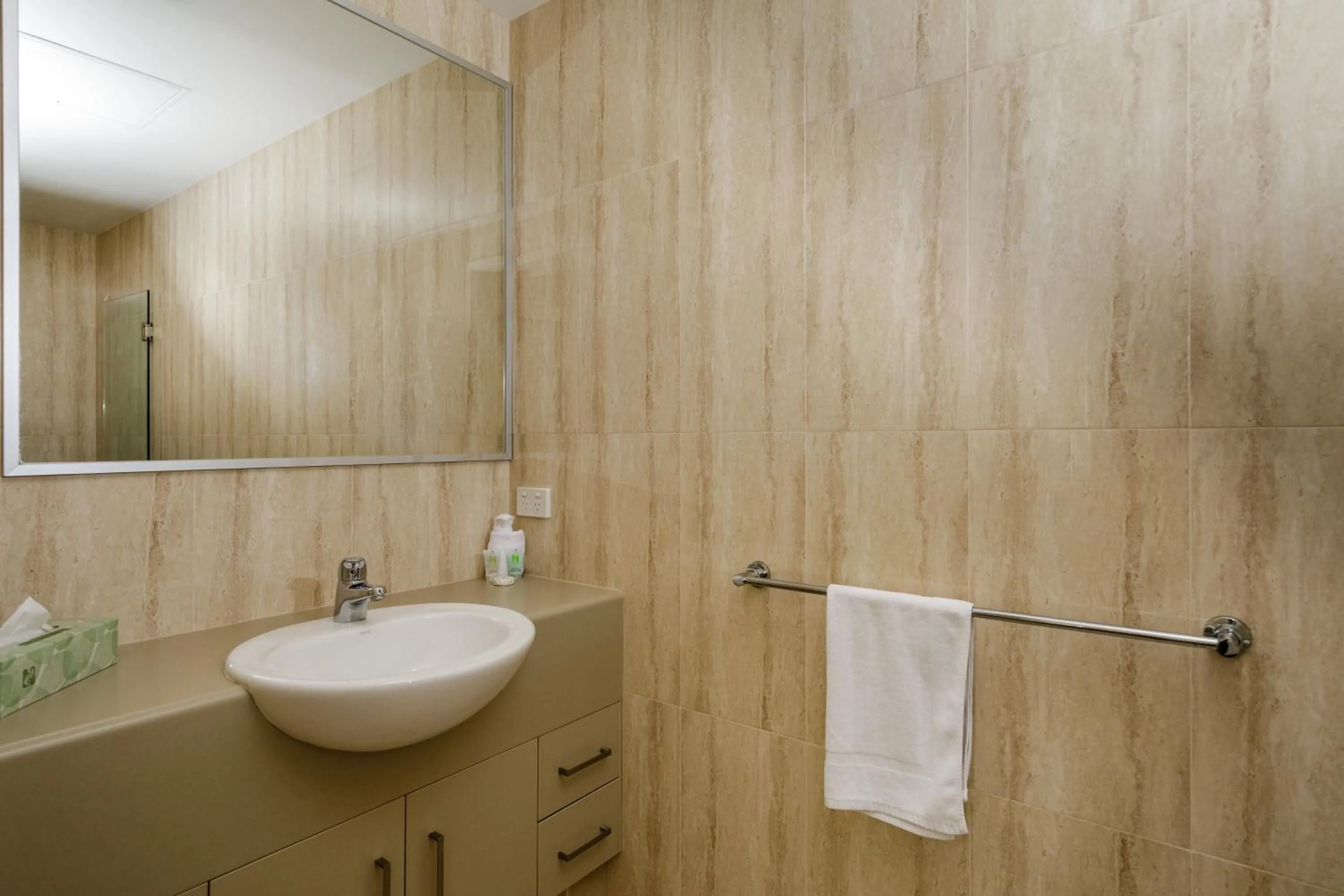 Shower in The Waterloo Bay Hotel