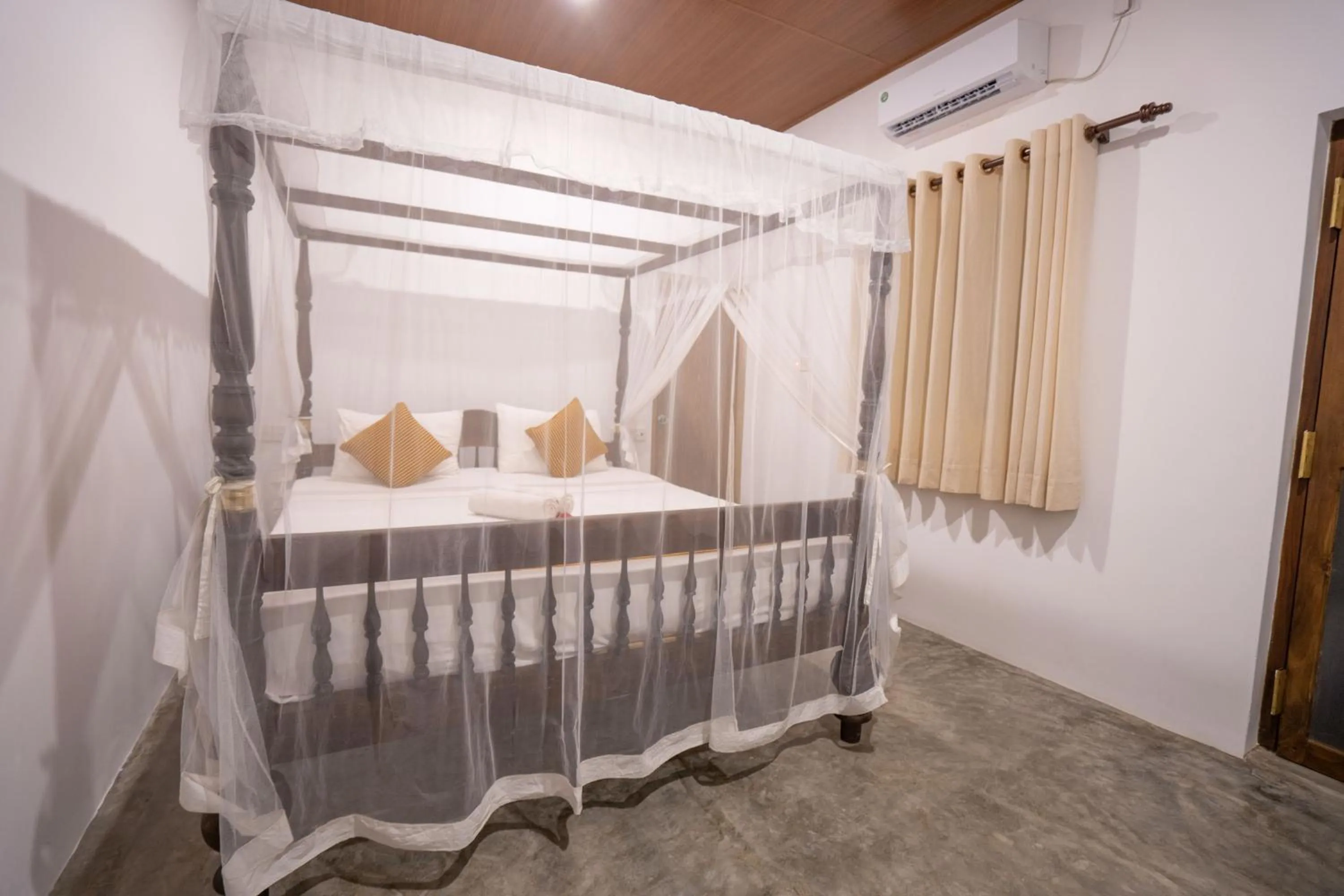 Photo of the whole room, Bed in Luaya Beach