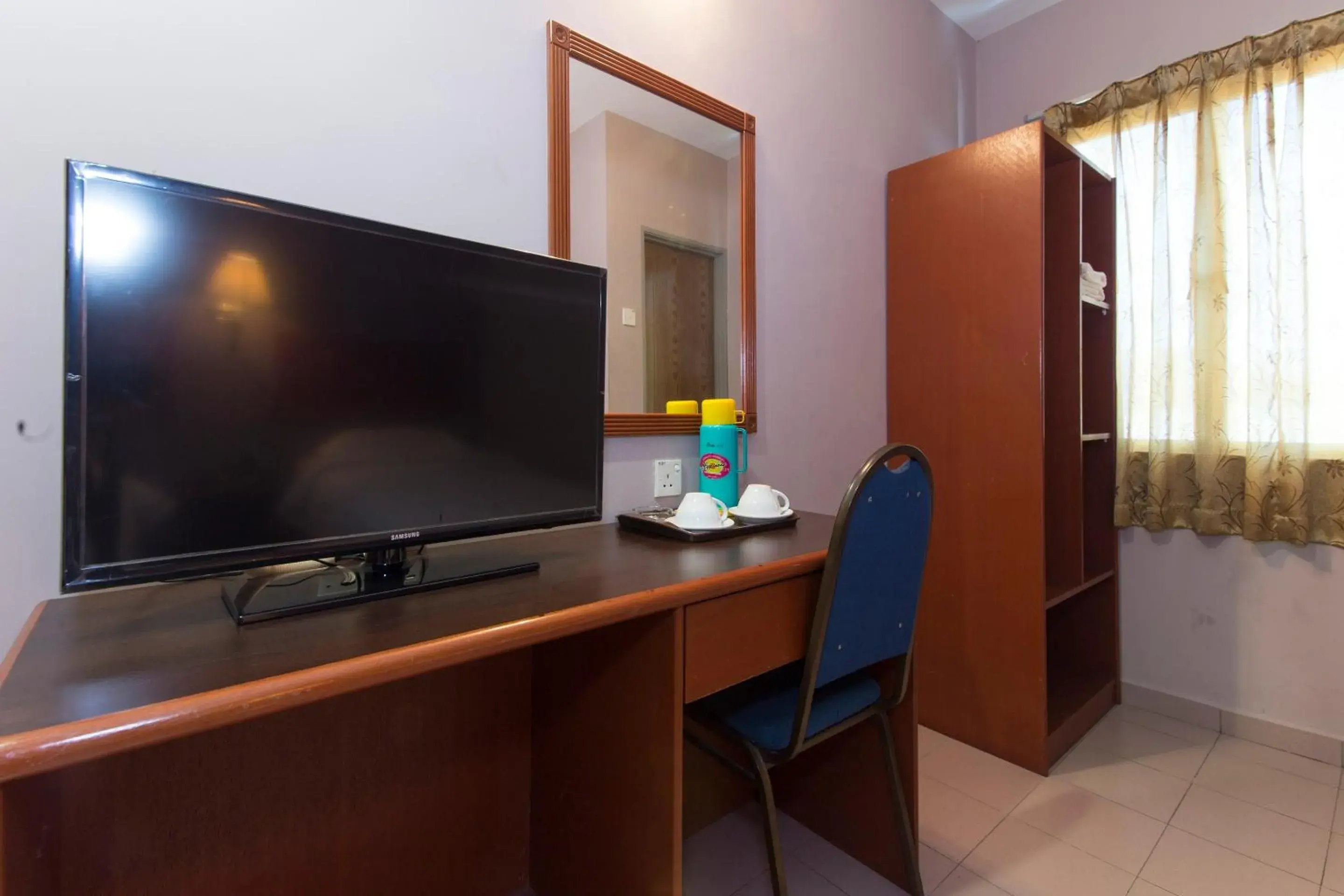 Bedroom, TV/Entertainment Center in Super OYO 484 Comfort Hotel Kapar