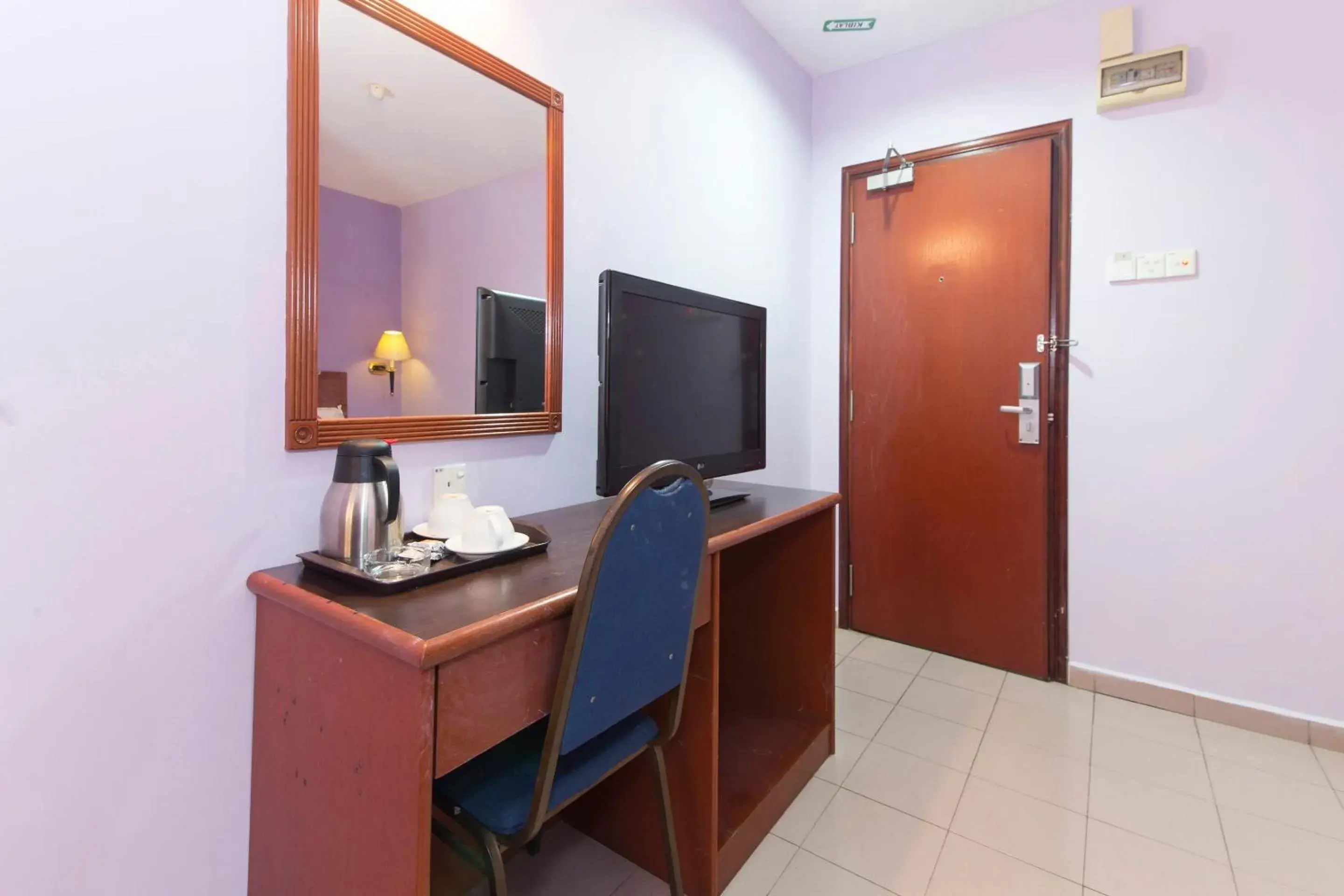 Bedroom, TV/Entertainment Center in Super OYO 484 Comfort Hotel Kapar