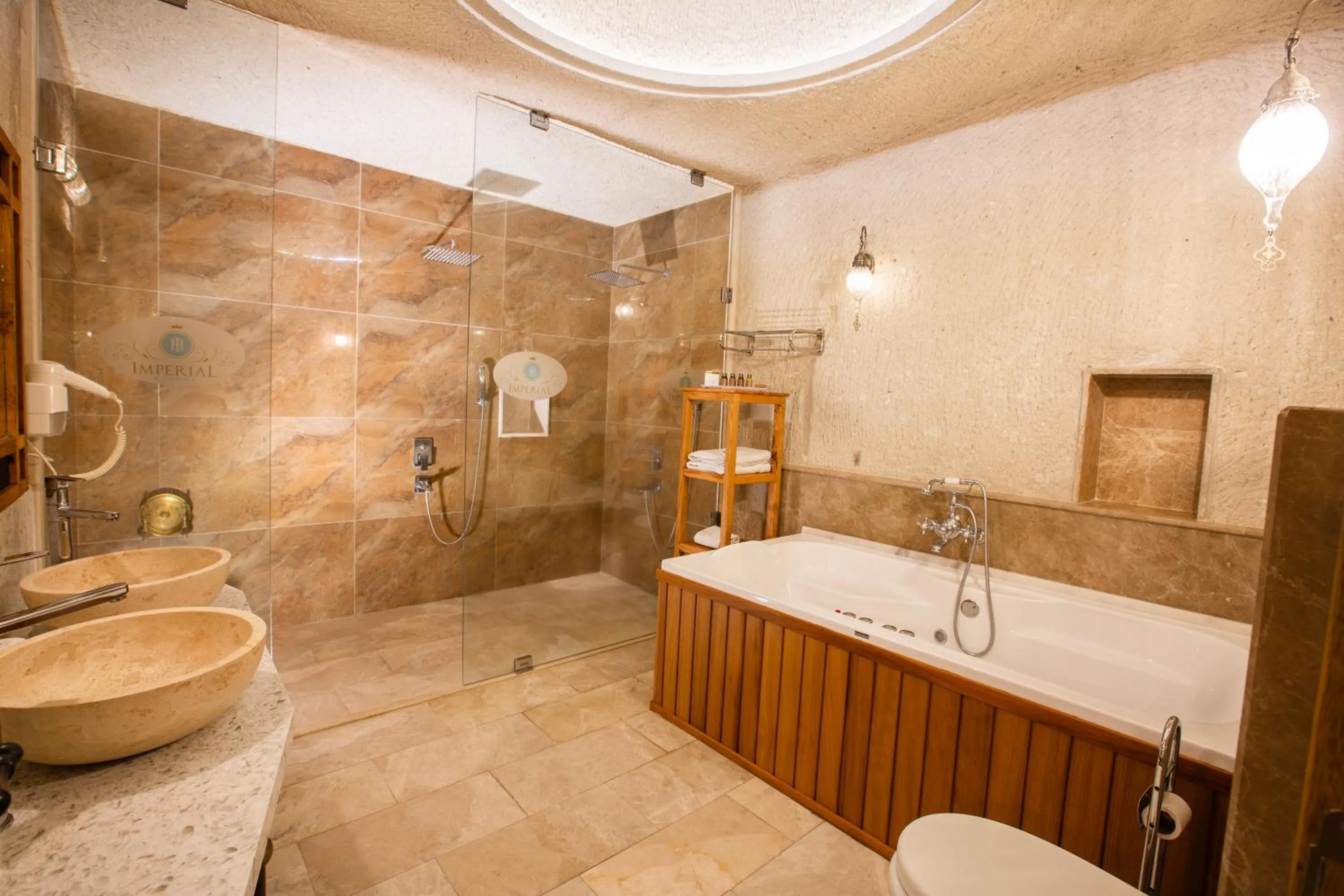 Shower in Imperial Cave Suites & Spa