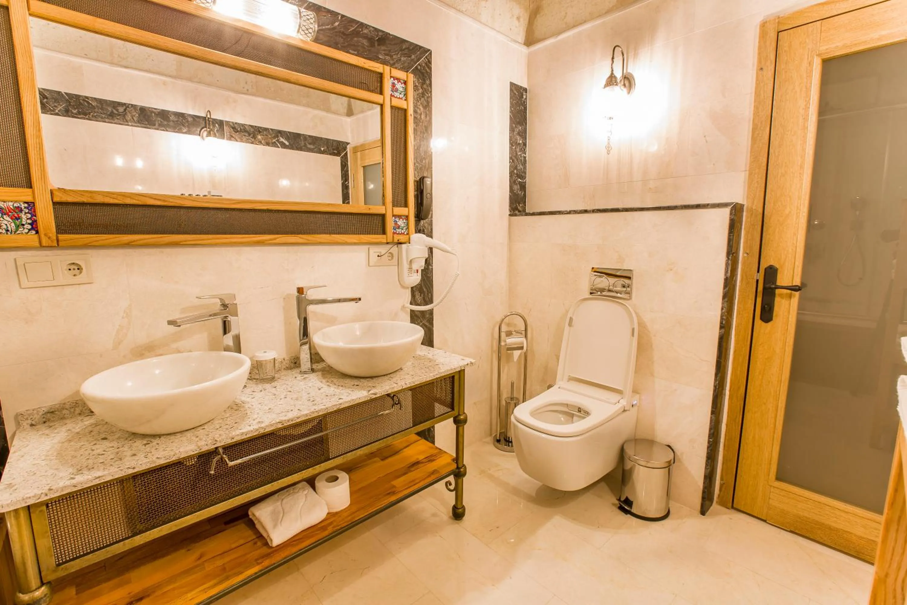 Shower in Imperial Cave Suites & Spa