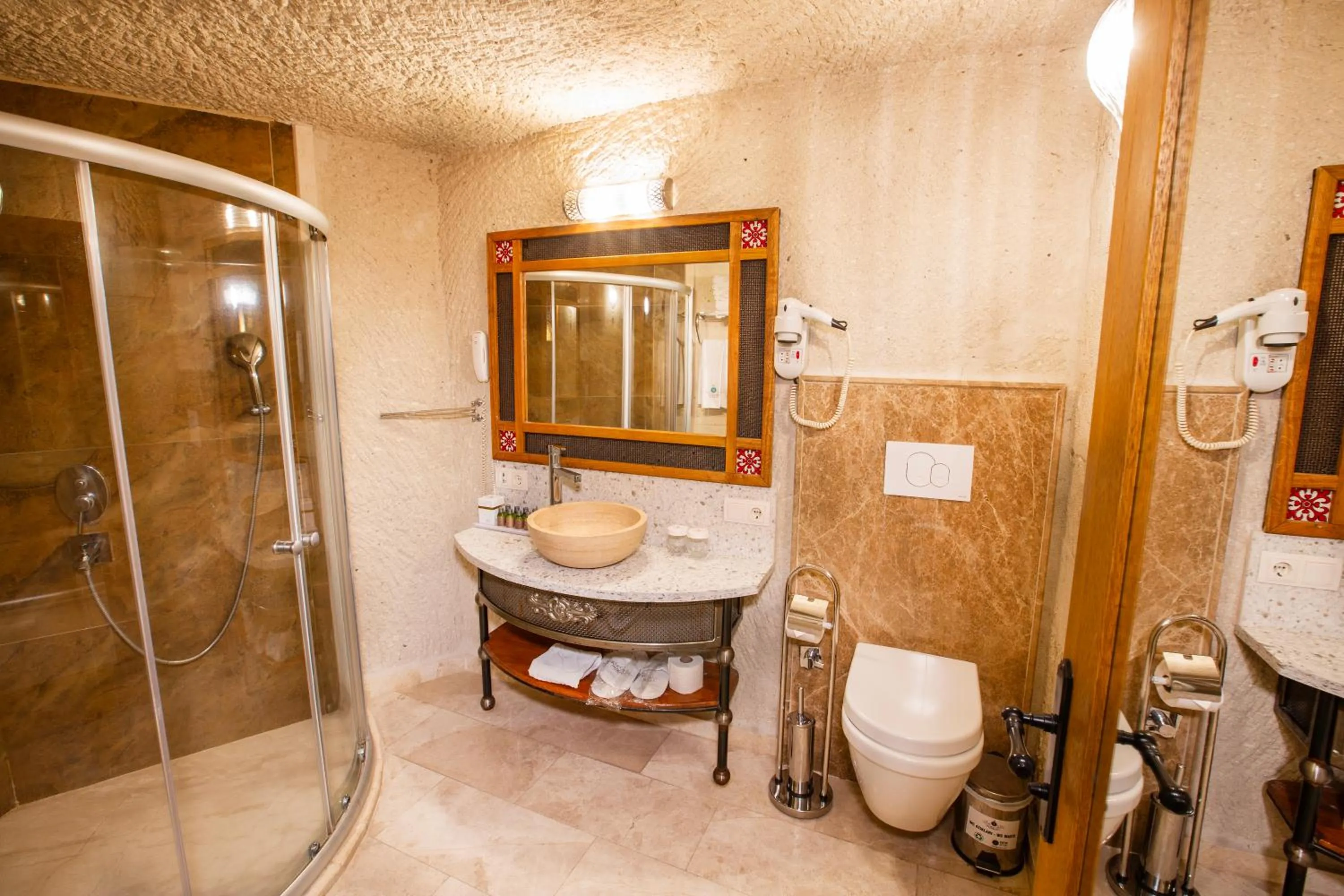 Shower in Imperial Cave Suites & Spa