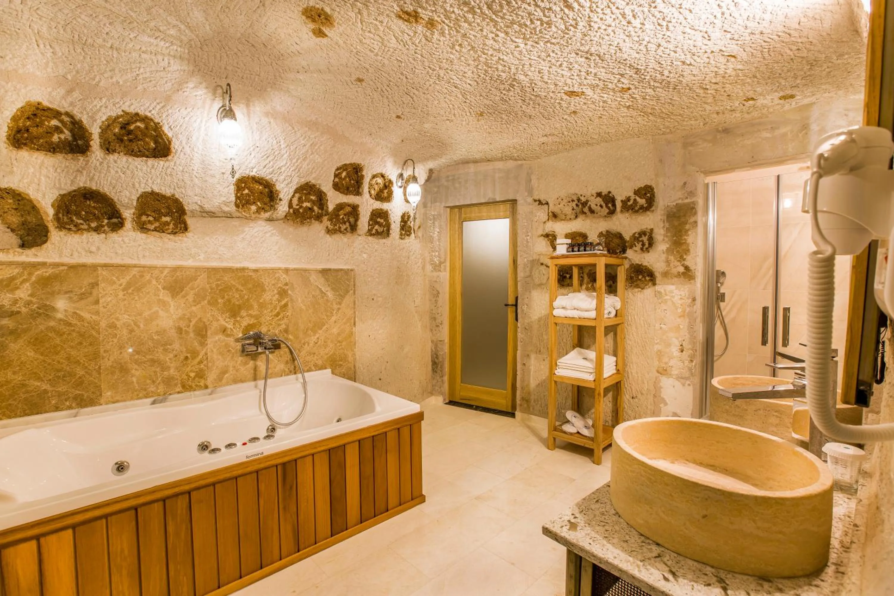 Shower in Imperial Cave Suites & Spa