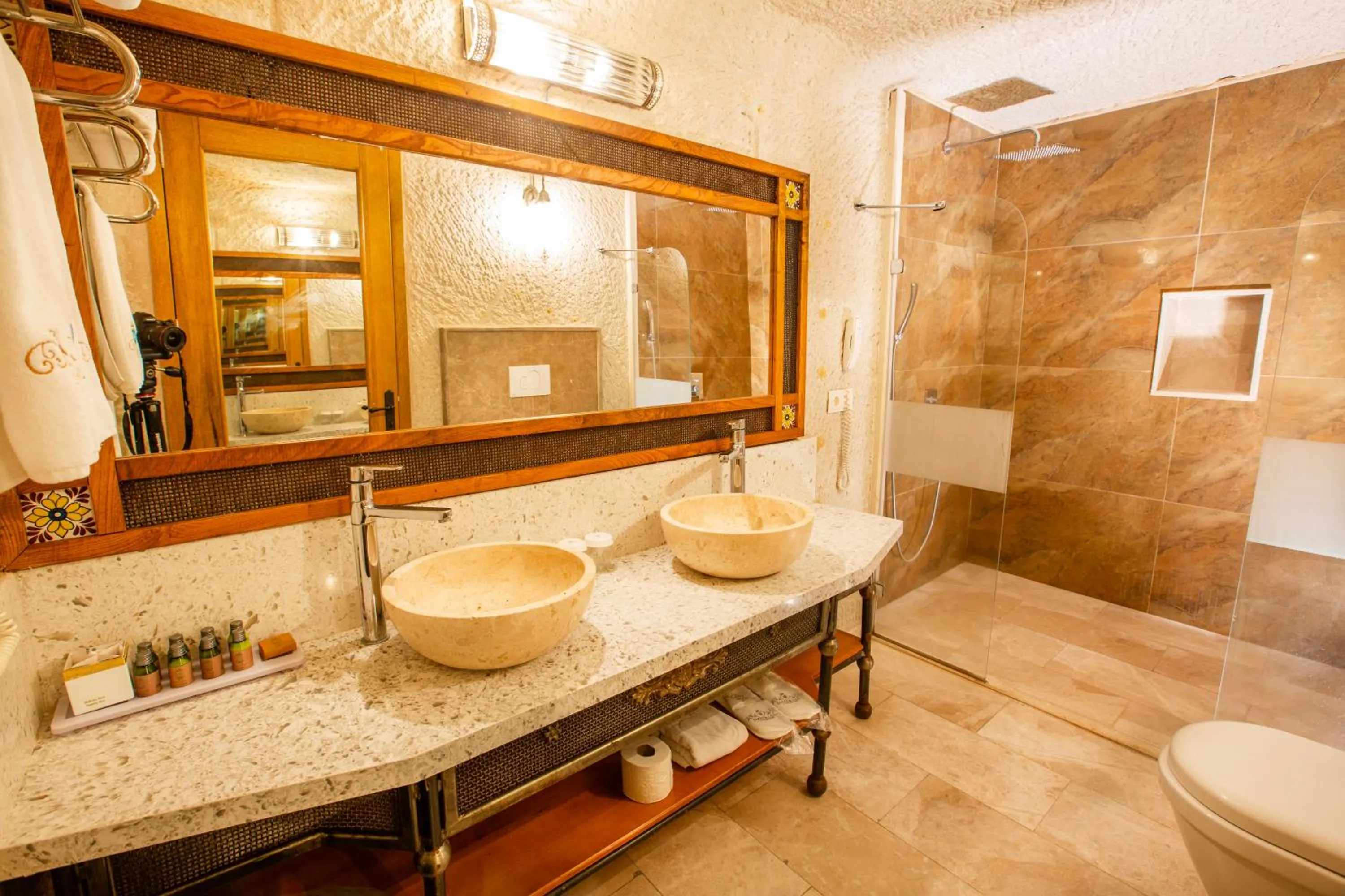 Shower in Imperial Cave Suites & Spa