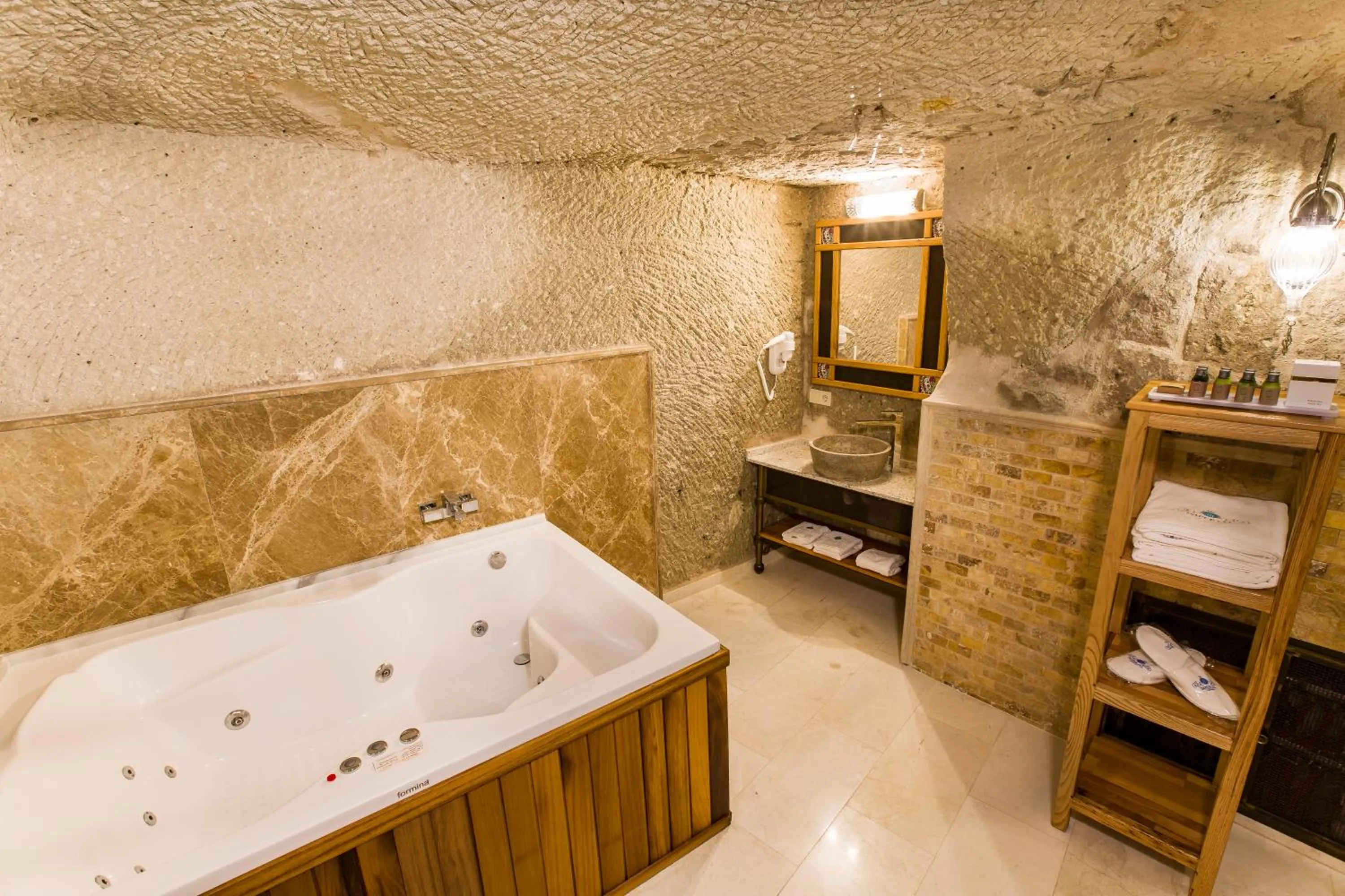 Bathroom in Imperial Cave Suites & Spa