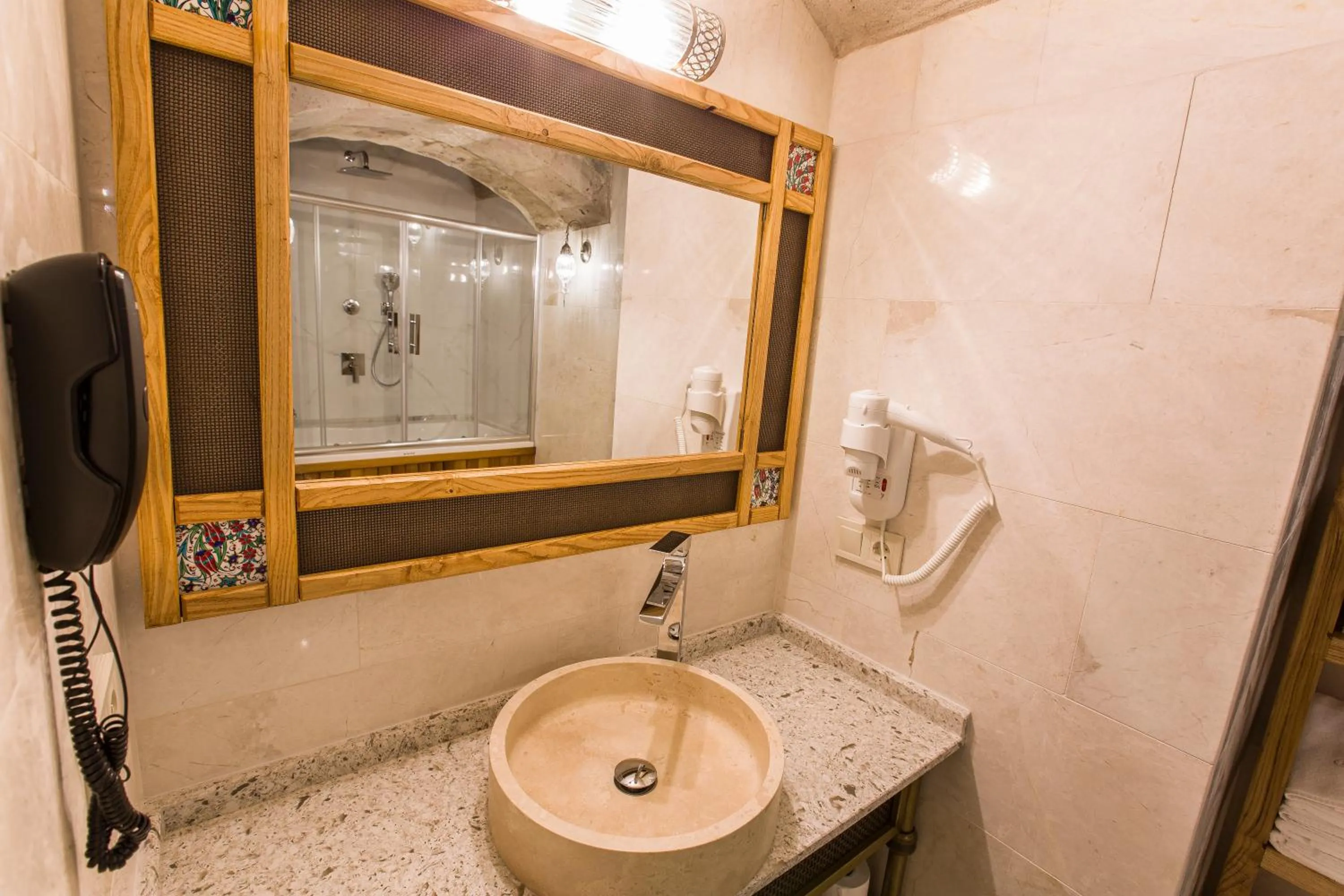 Bathroom in Imperial Cave Suites & Spa
