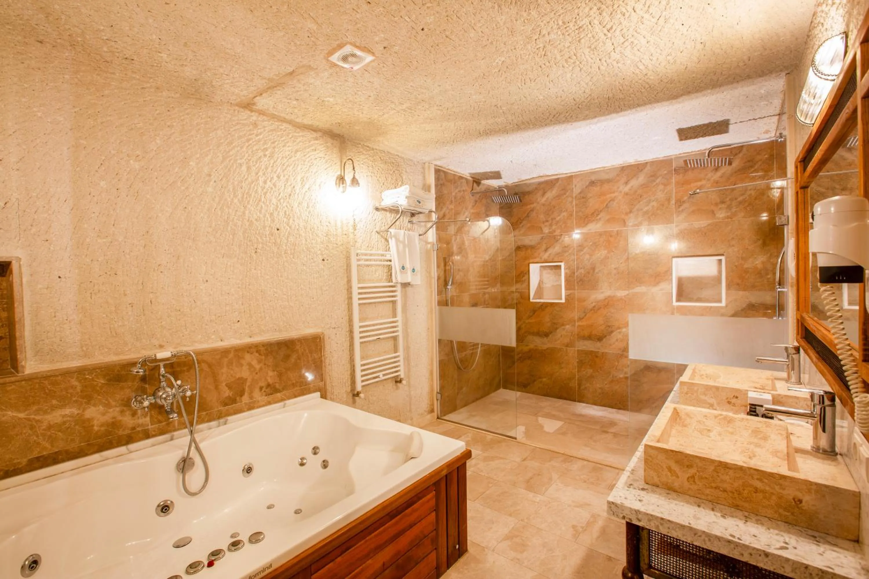 Shower in Imperial Cave Suites & Spa