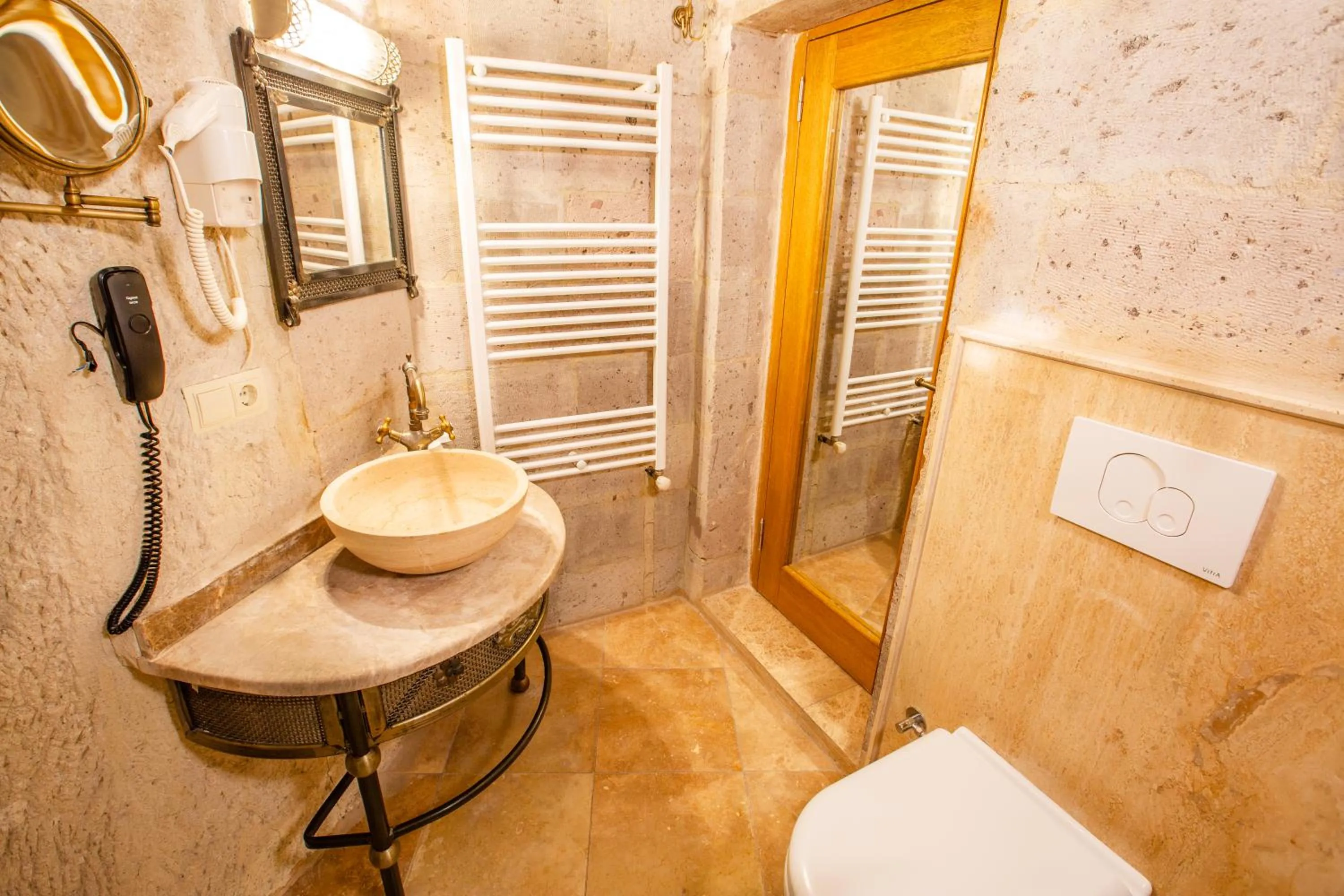 Shower in Imperial Cave Suites & Spa