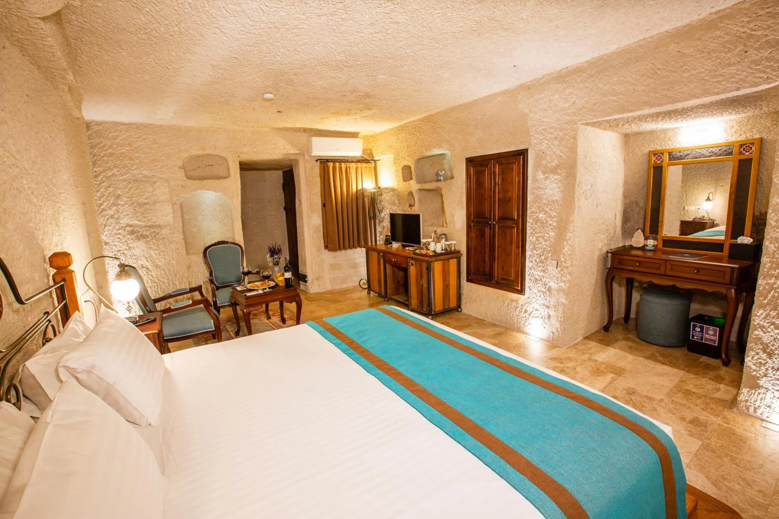 Bed in Imperial Cave Suites & Spa