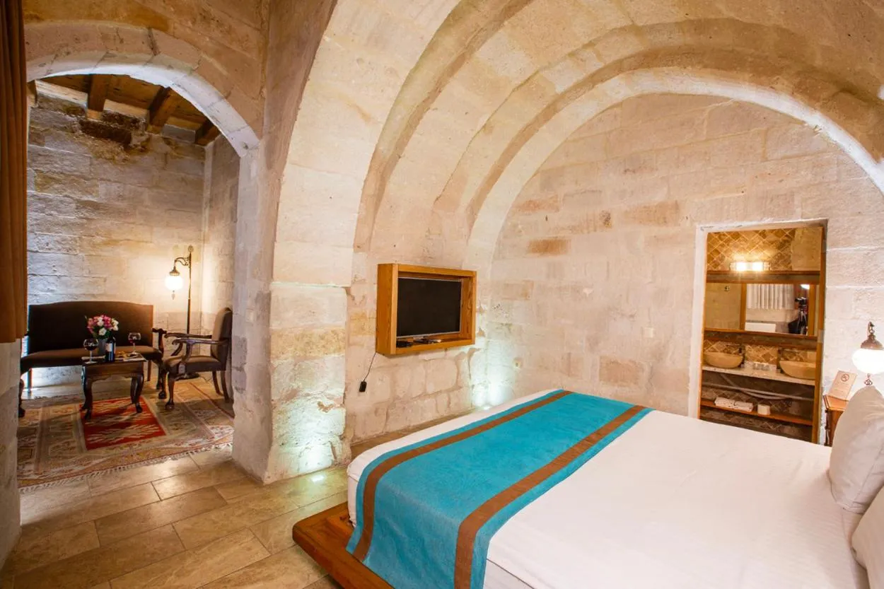 Photo of the whole room, Bed in Imperial Cave Suites & Spa