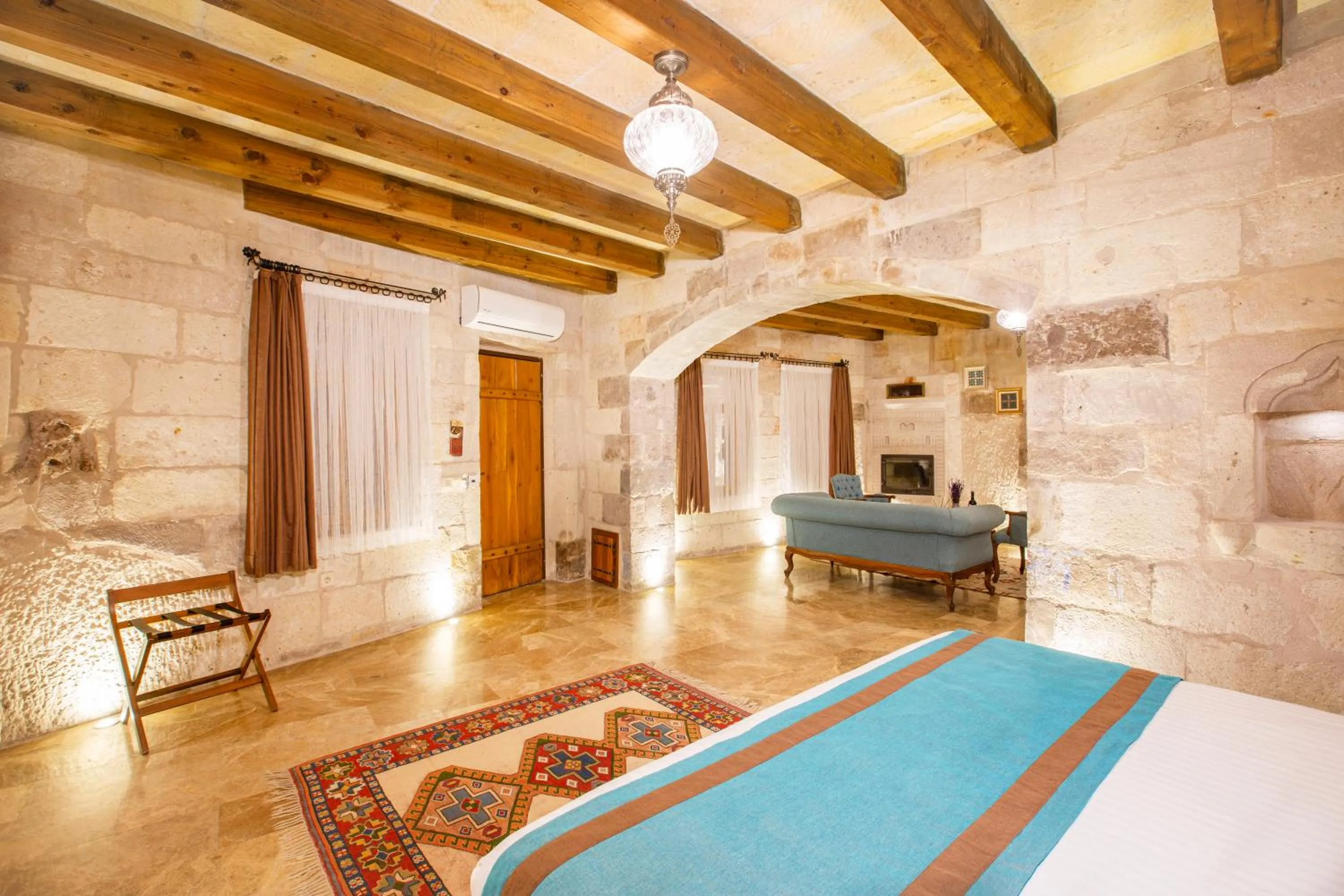 Communal lounge/ TV room, Bed in Imperial Cave Suites & Spa