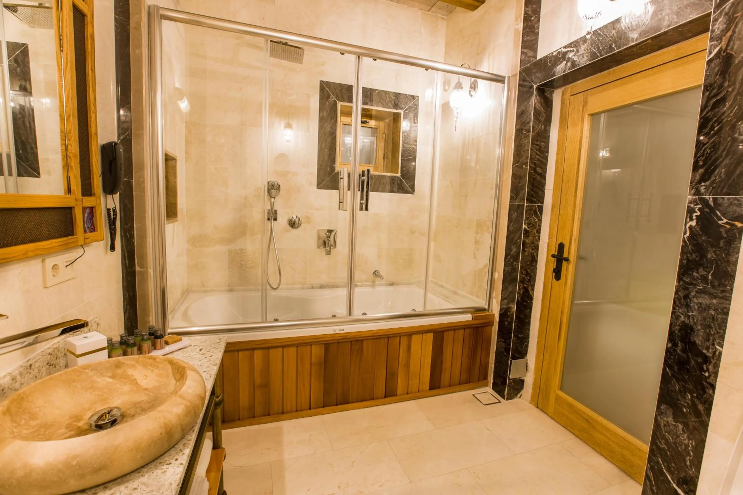 Shower in Imperial Cave Suites & Spa