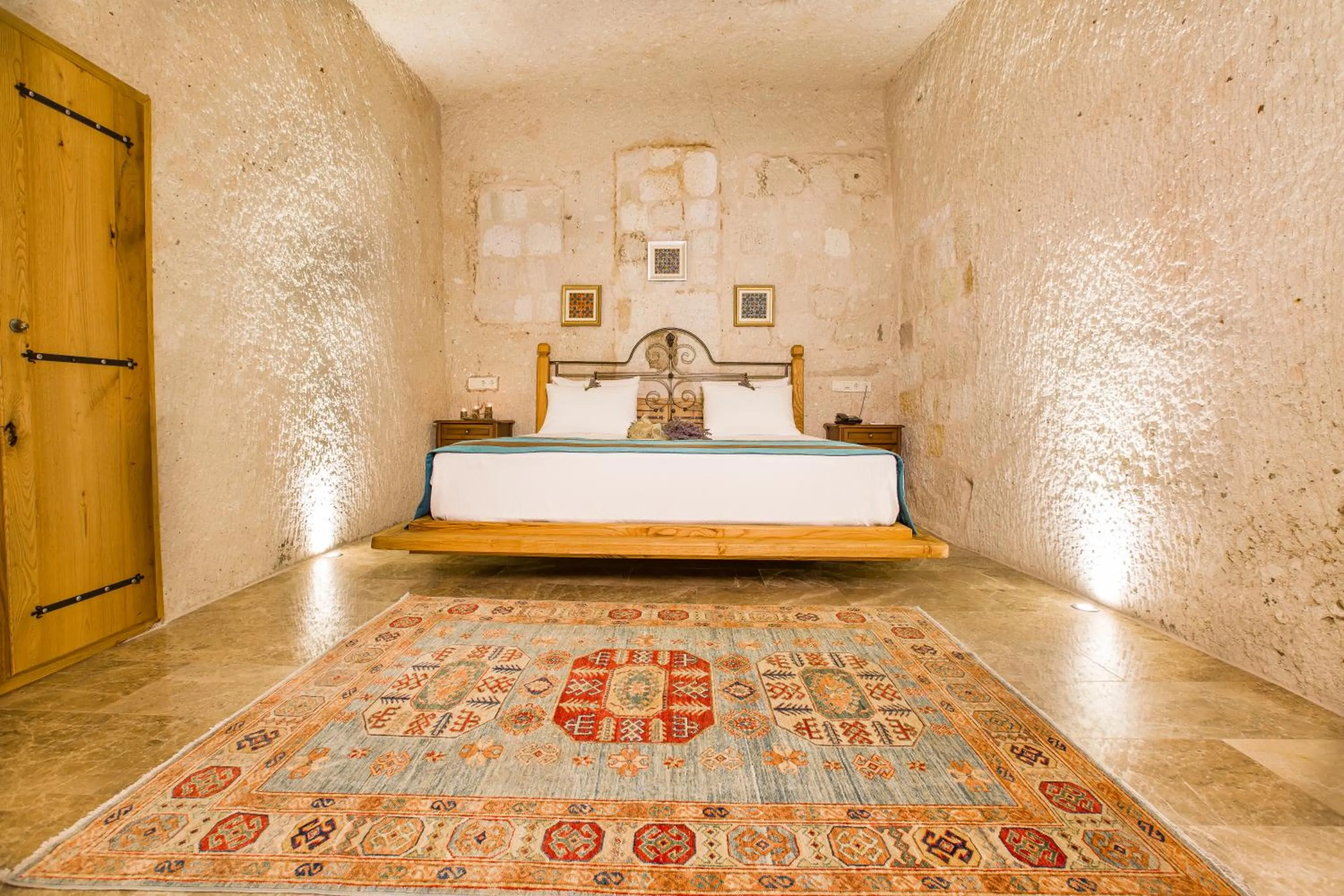 Bed in Imperial Cave Suites & Spa