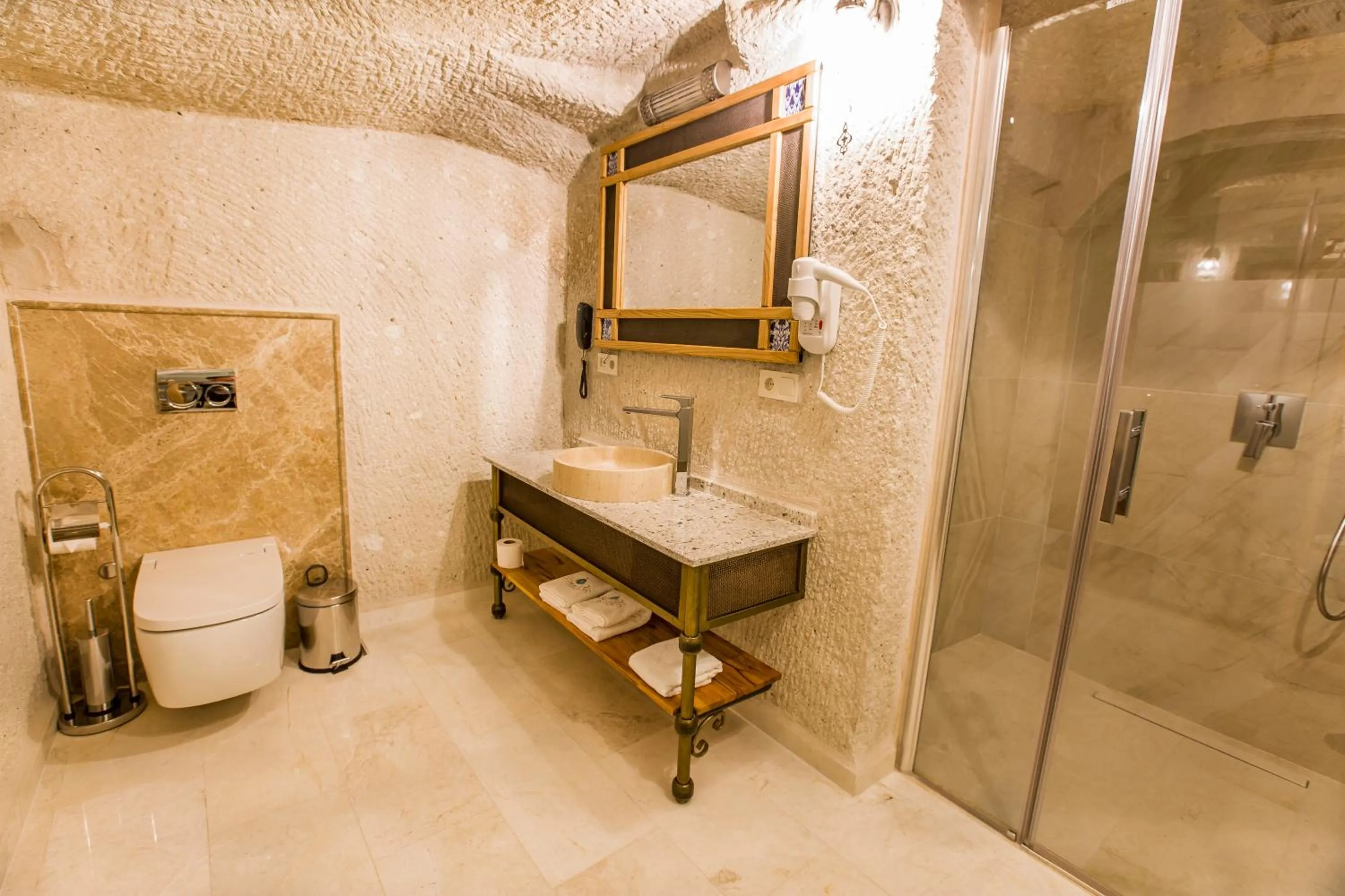 Shower in Imperial Cave Suites & Spa