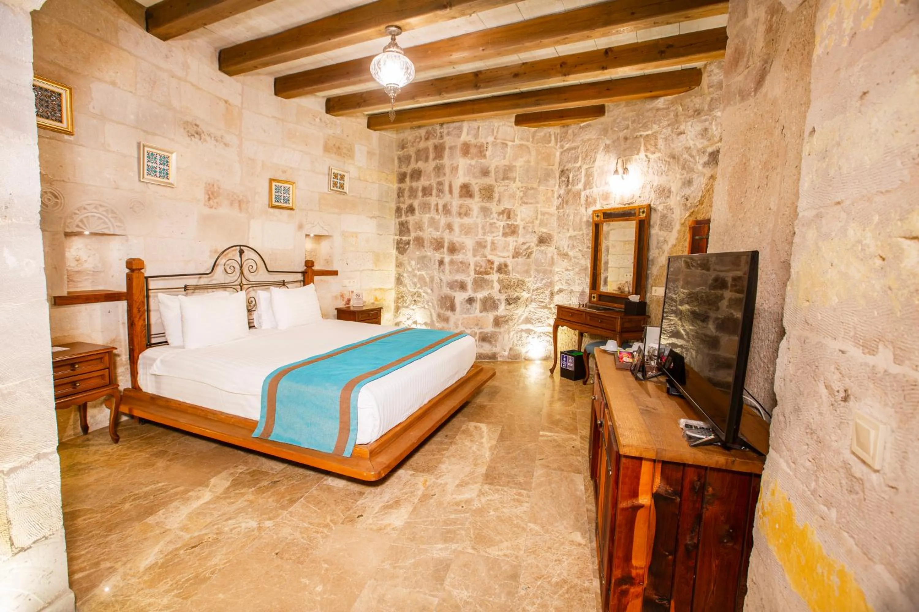 Bed in Imperial Cave Suites & Spa